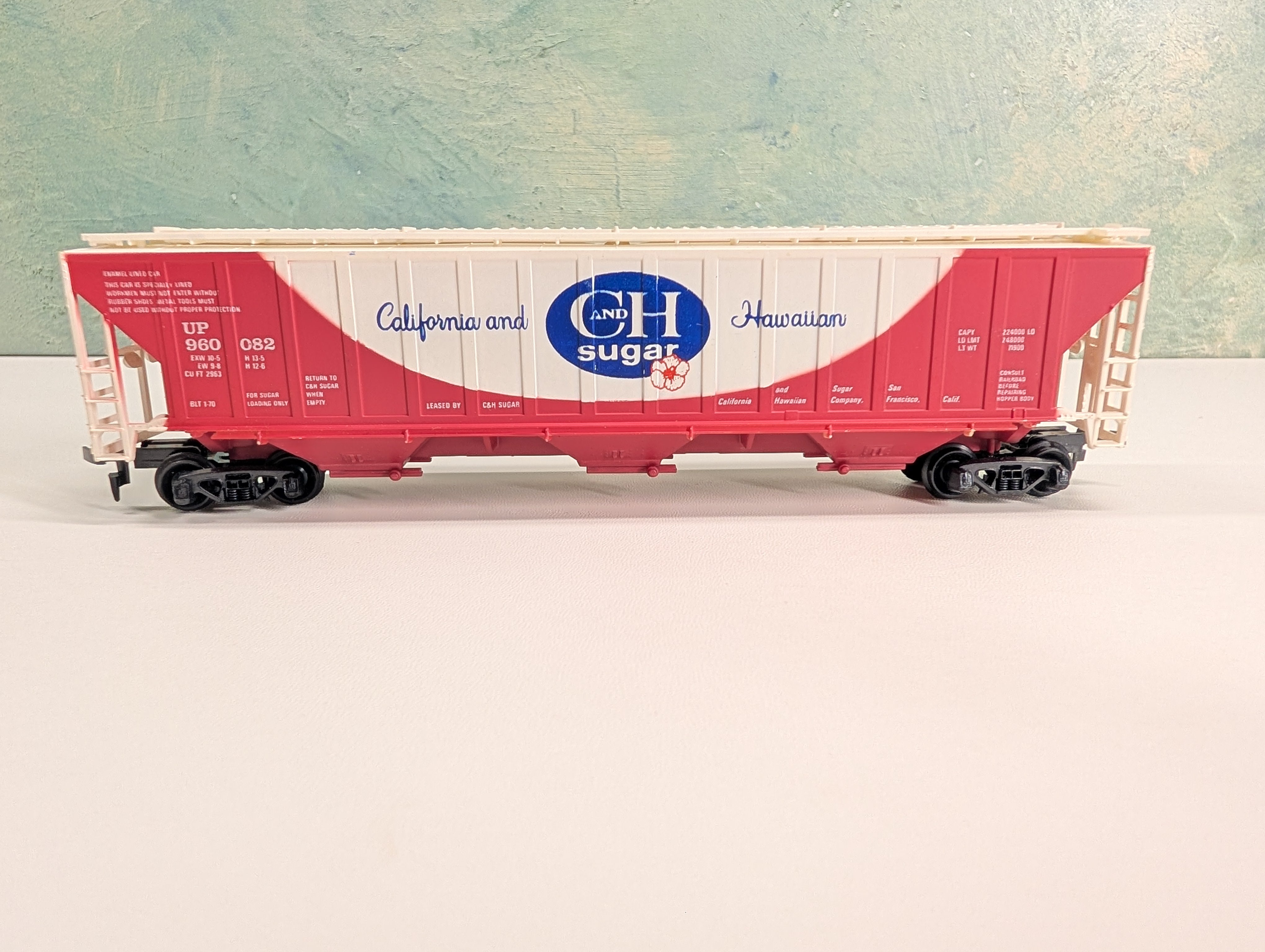 USED Tyco HO Scale 3 Bay Covered Hopper C and H Sugar UP #960082