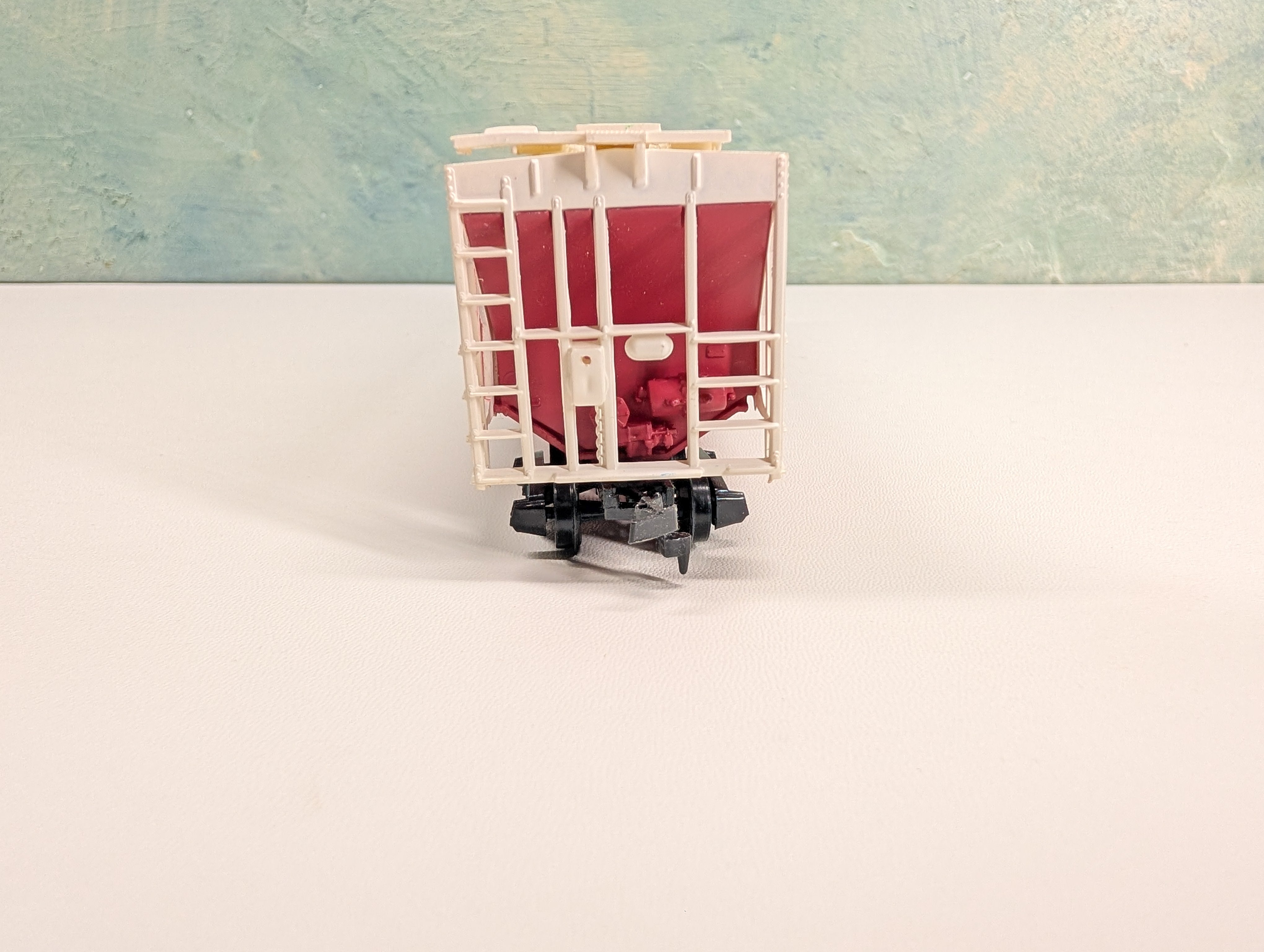 USED Tyco HO Scale 3 Bay Covered Hopper C and H Sugar UP #960082