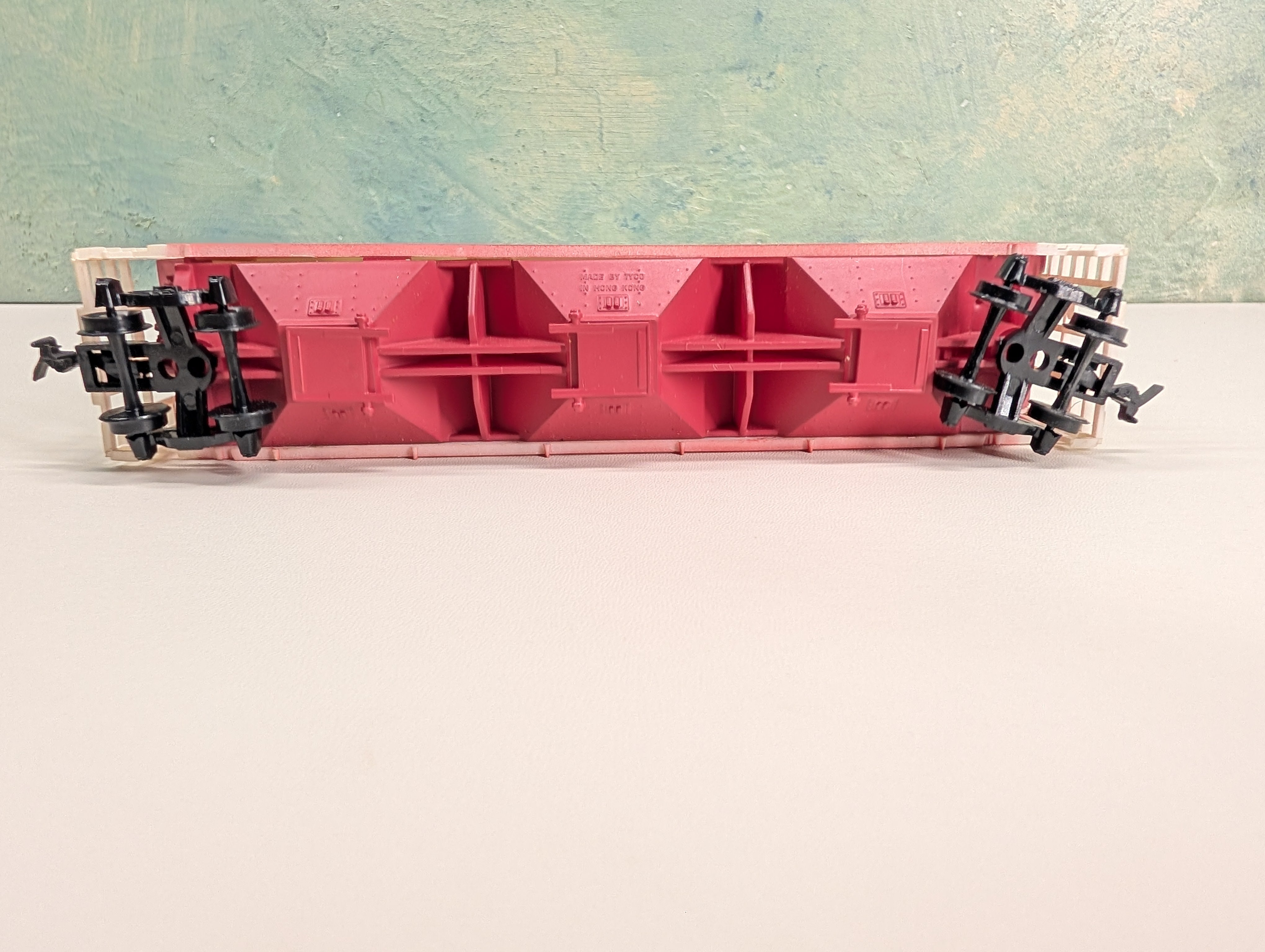 USED Tyco HO Scale 3 Bay Covered Hopper C and H Sugar UP #960082