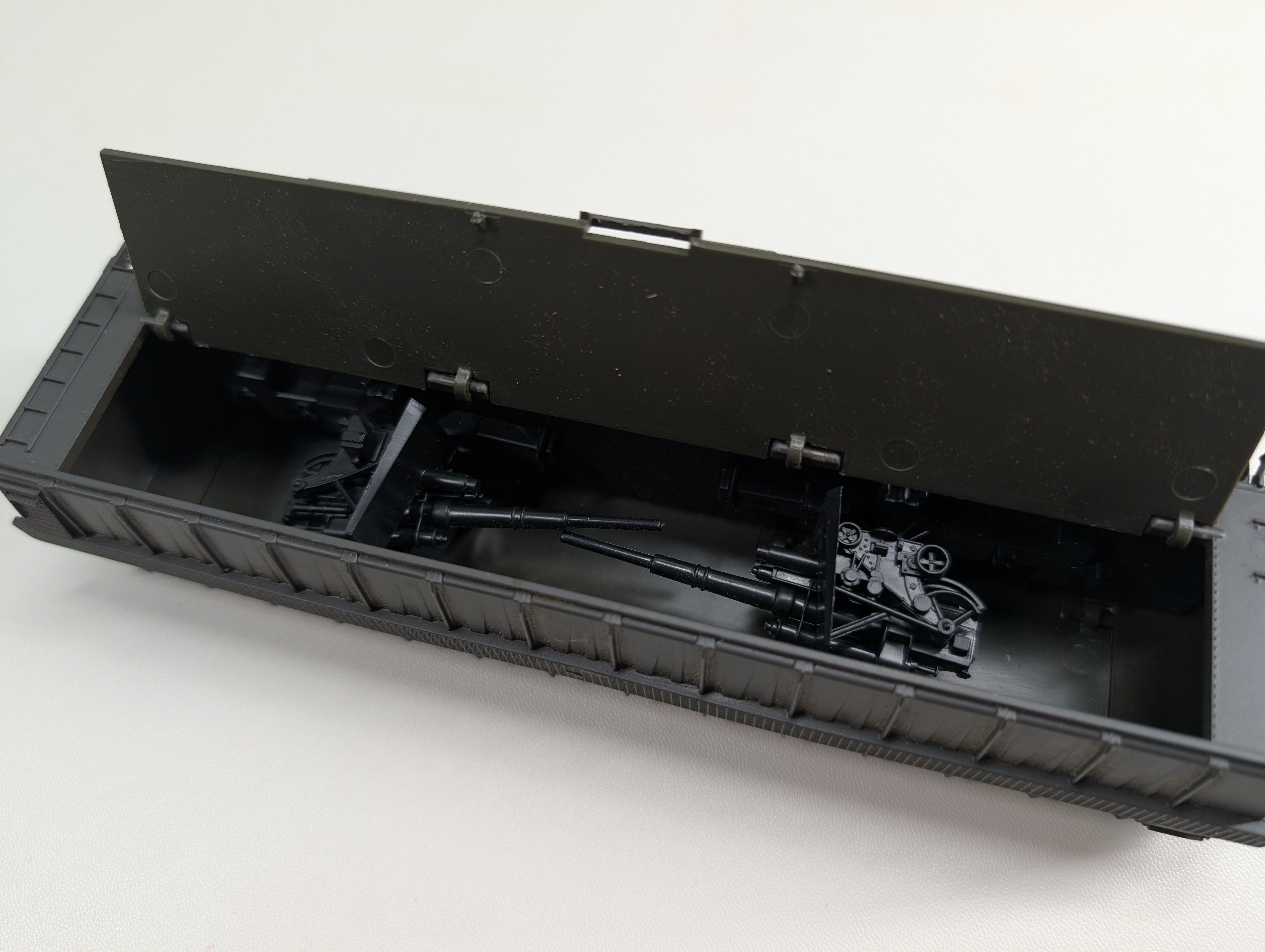 USED AHM HO Scale Tank Buster Box Car, Hidden Artillery US Army #61242
