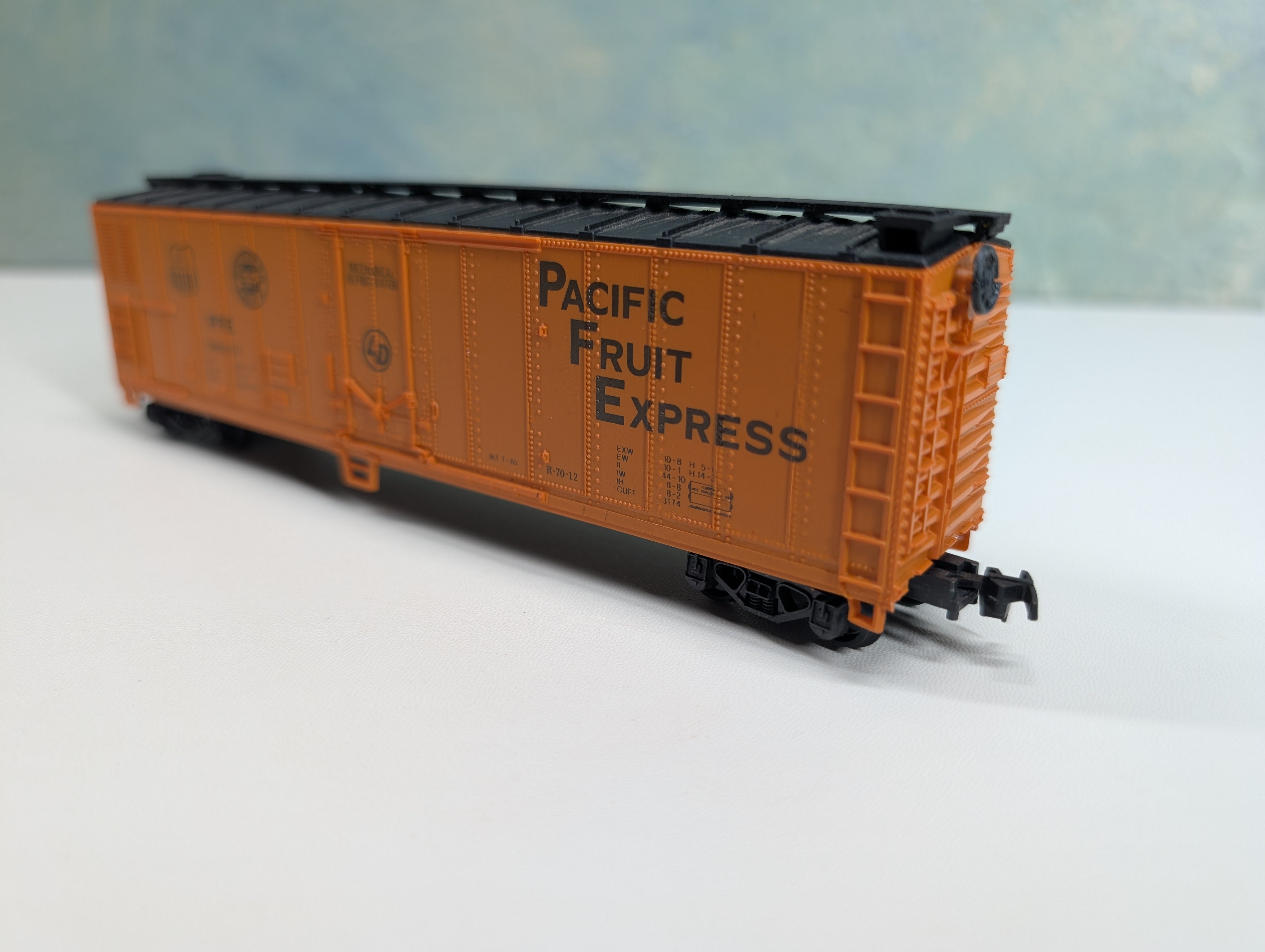 USED LIMA HO Scale 50' Reefer Box Car Pacific Fruit Express PFE #300207