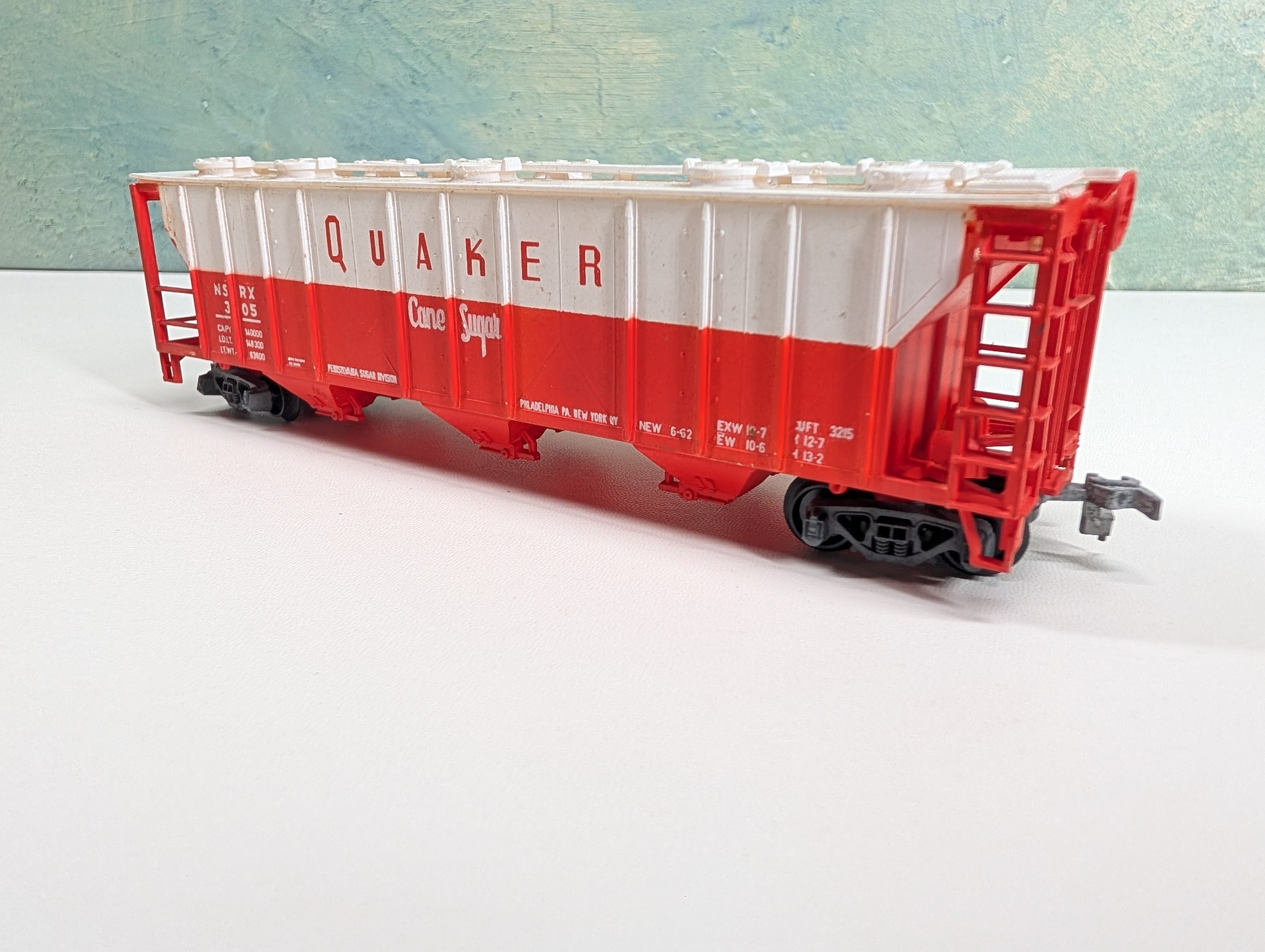 USED HO Scale 3 Bay Covered Hopper Quaker Cane Sugar NSRX #305