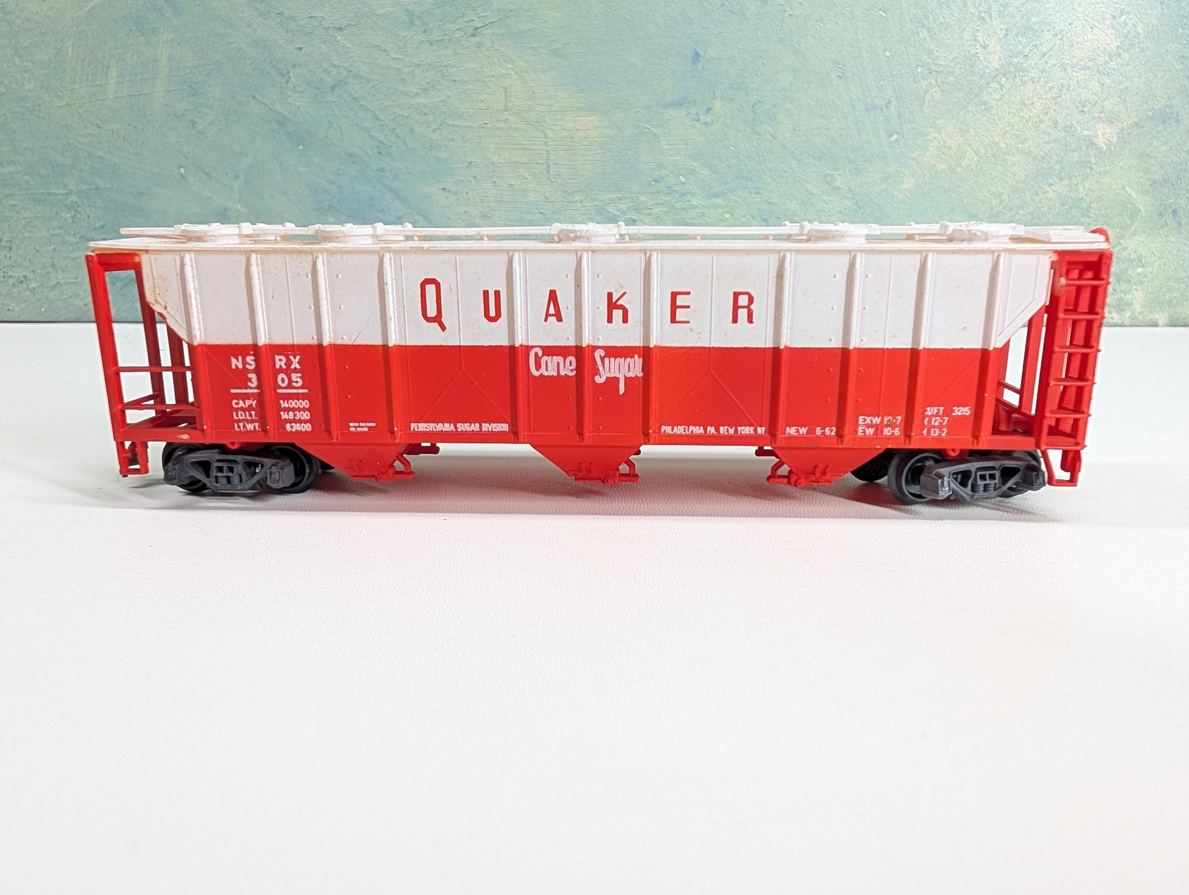 USED HO Scale 3 Bay Covered Hopper Quaker Cane Sugar NSRX #305