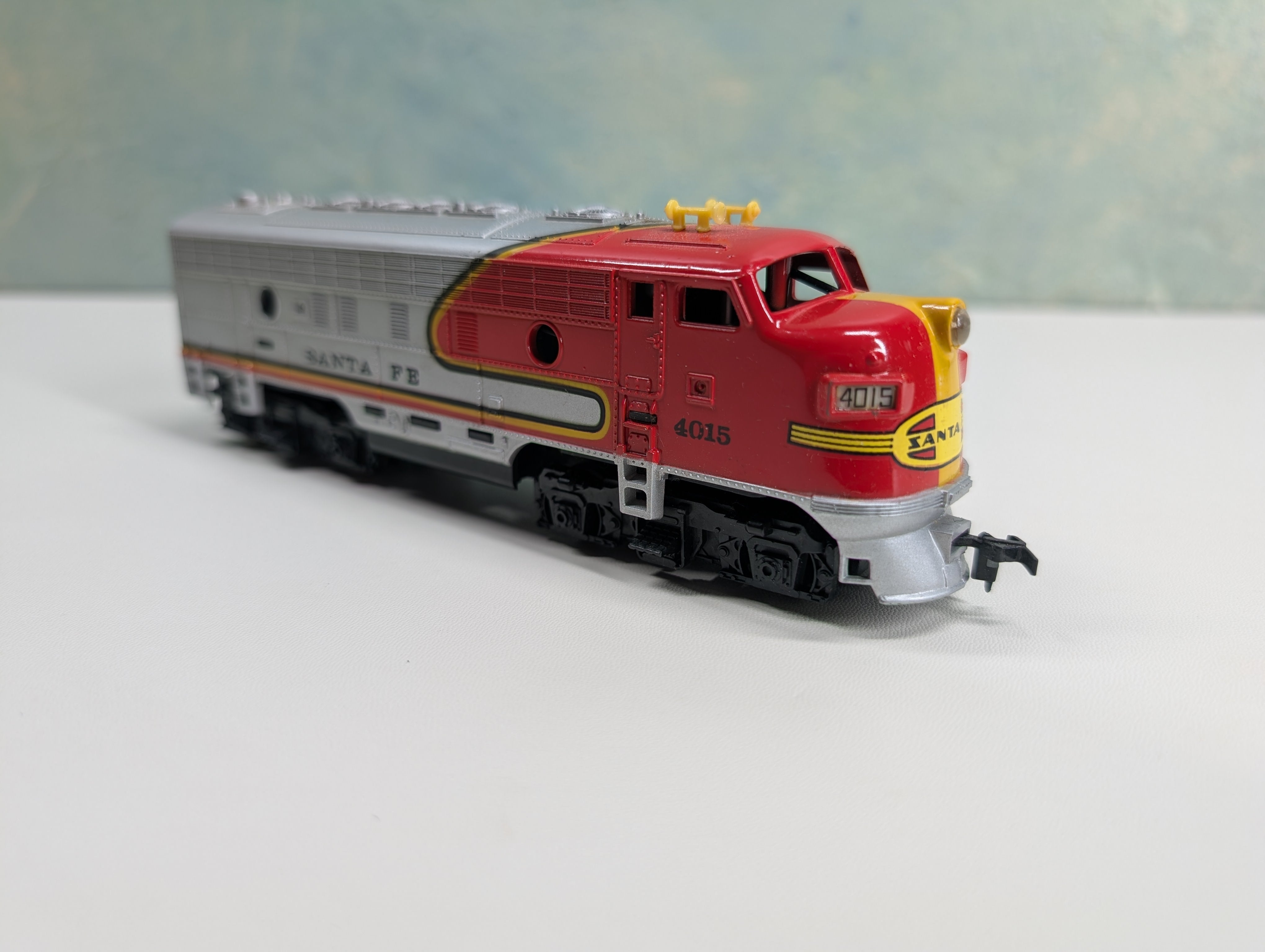 USED Tyco HO Scale Diesel Locomotive Santa Fe #4015 Tested! DC