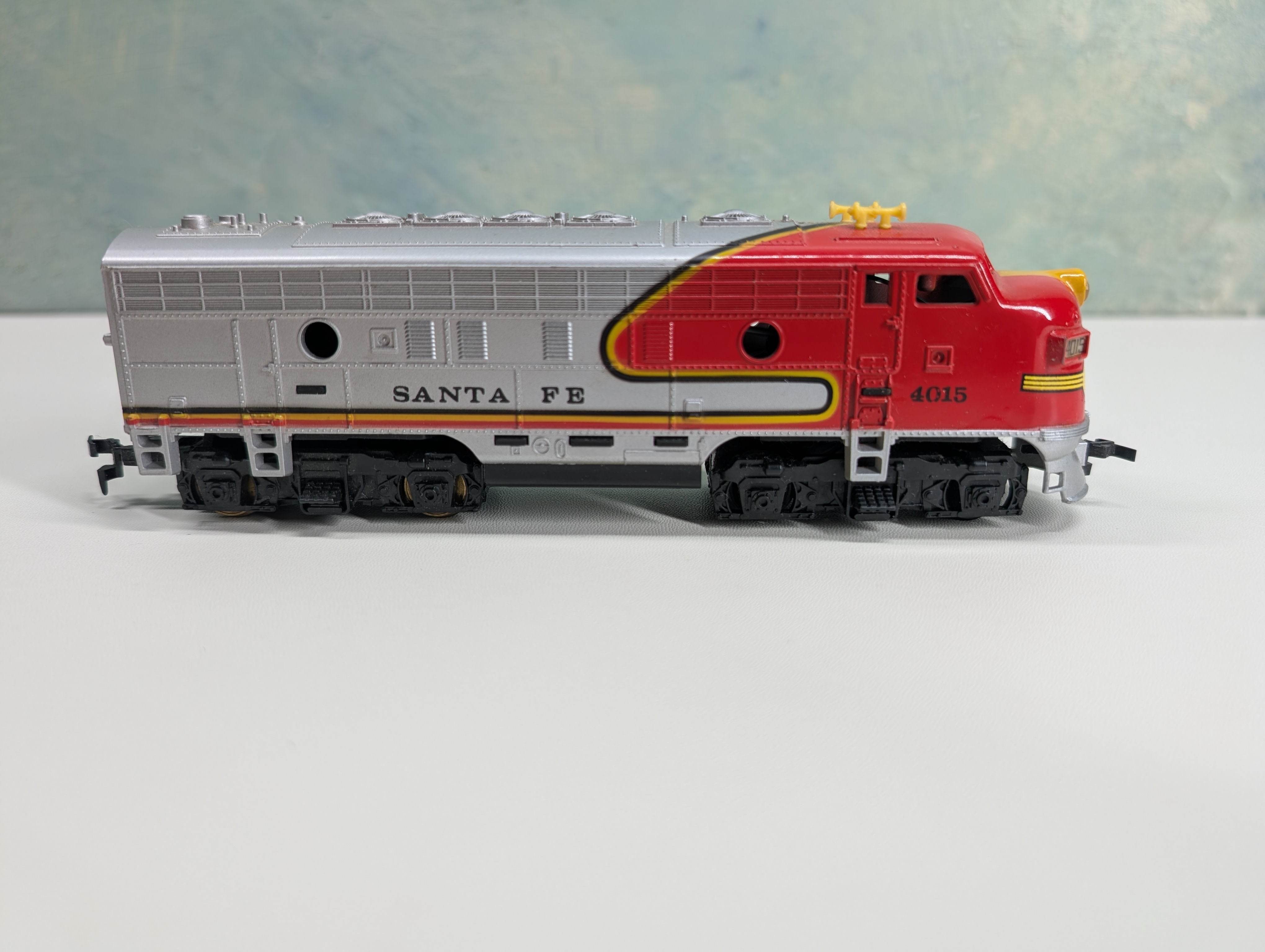 USED Tyco HO Scale Diesel Locomotive Santa Fe #4015 Tested! DC