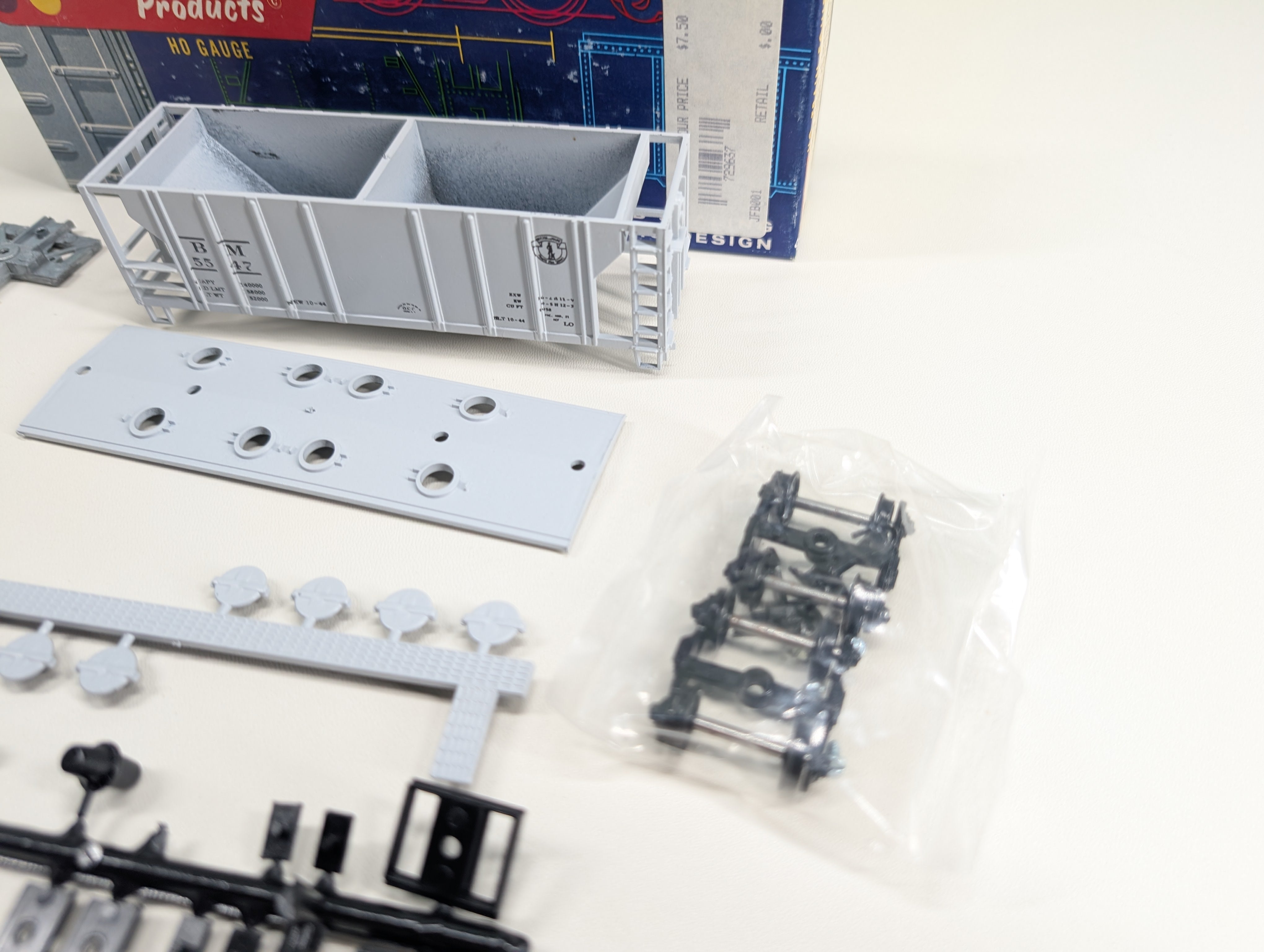 USED Roundhouse HO Scale 2 Bay Covered Hopper Boston and Maine BM #5547 Bev-Bel KIT