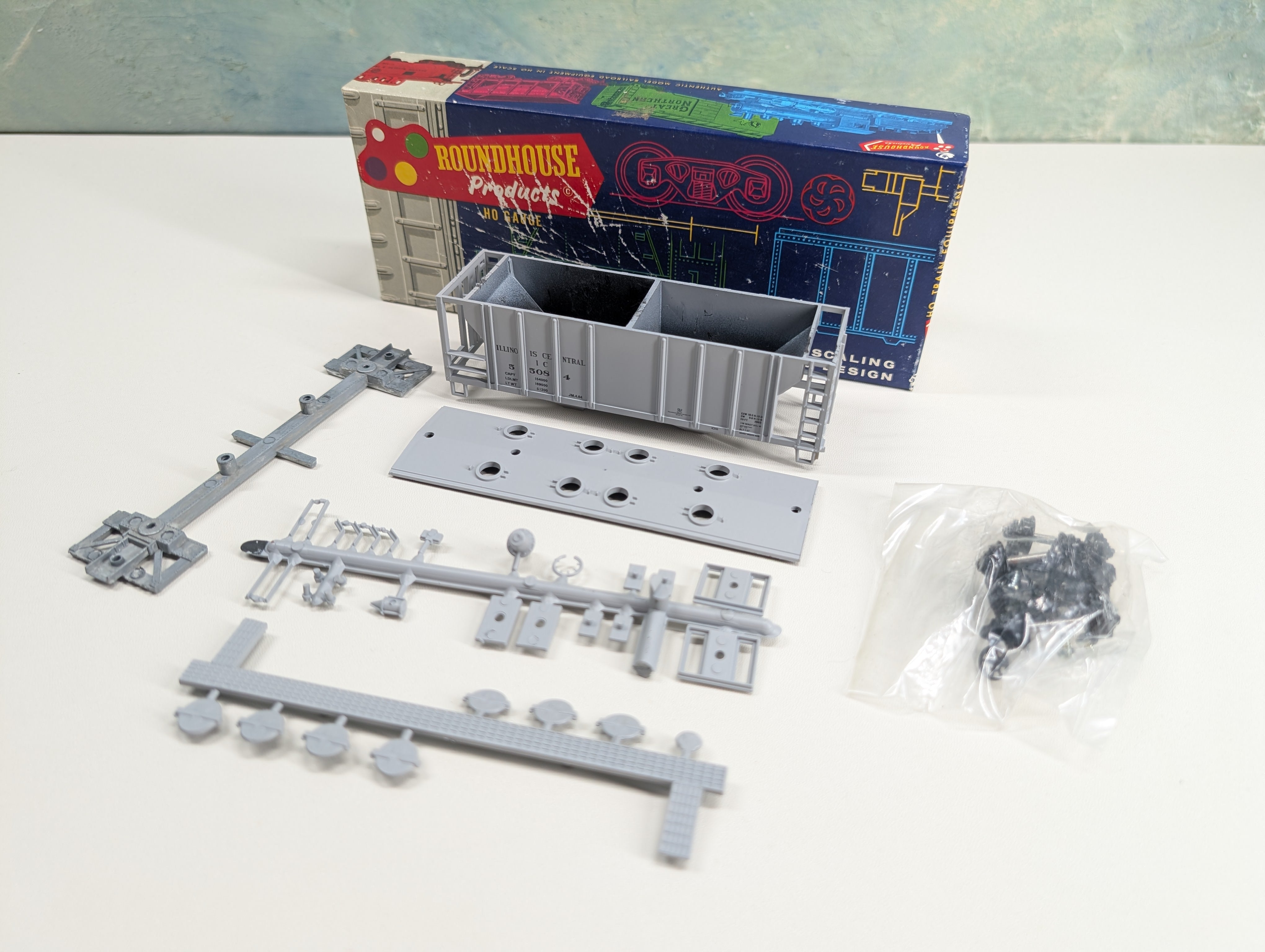 USED Roundhouse HO Scale 2 Bay Covered Hopper Illinois Central IC #55084 ICRR HS Special Run KIT