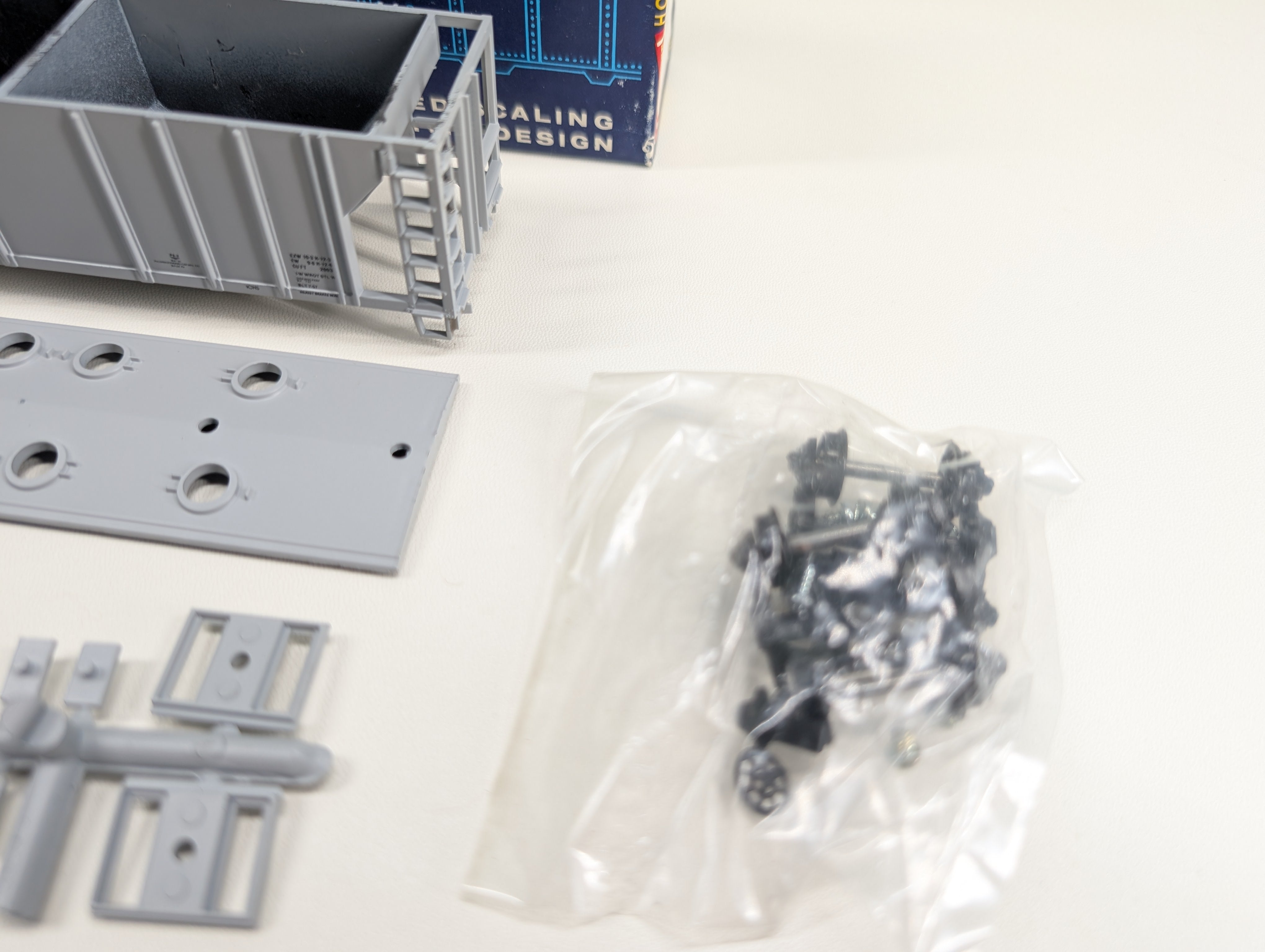 USED Roundhouse HO Scale 2 Bay Covered Hopper Illinois Central IC #55084 ICRR HS Special Run KIT