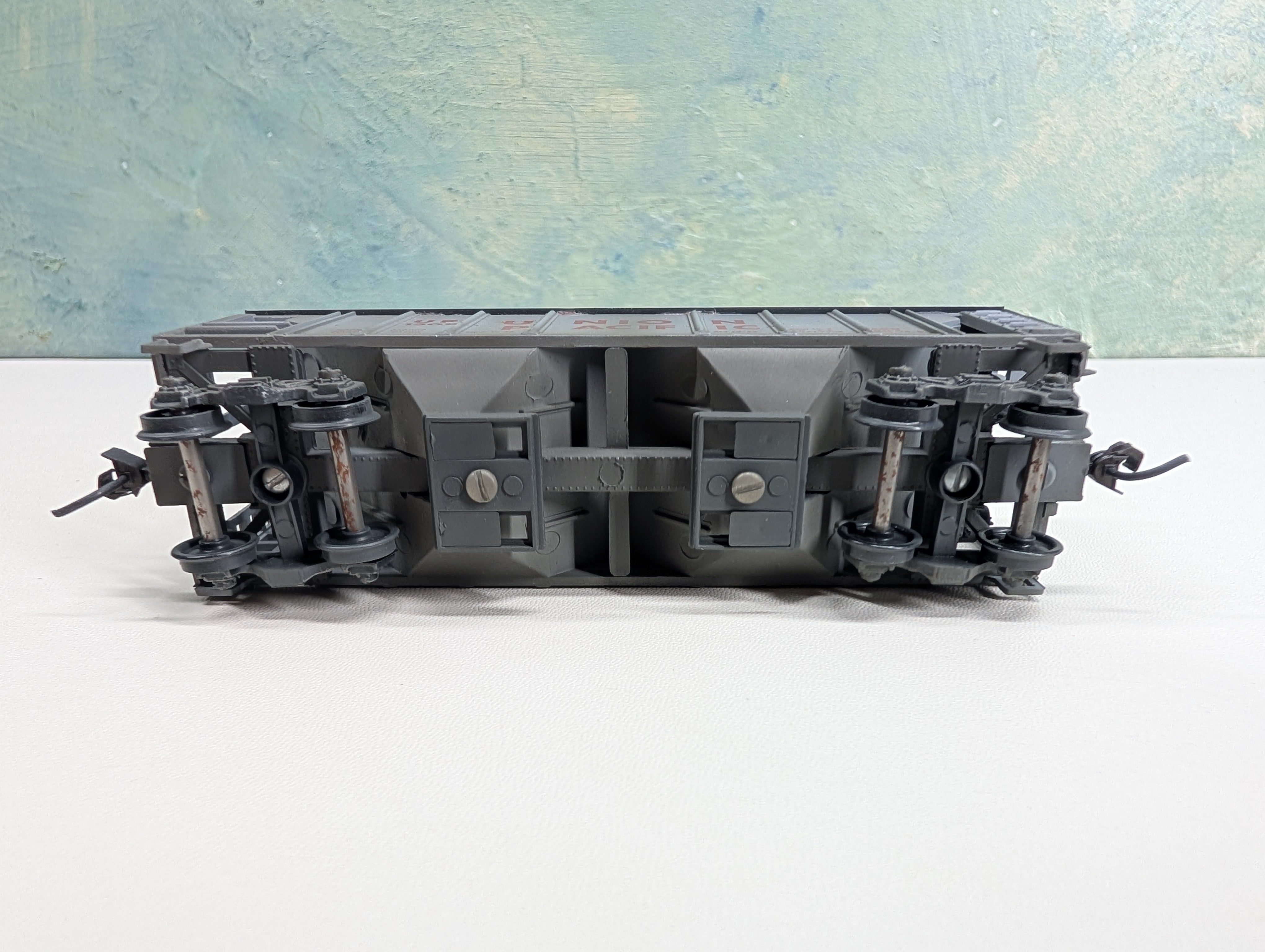 USED Roundhouse HO Scale 2 Bay Covered Hopper Union Pacific UP #1309 Weathered