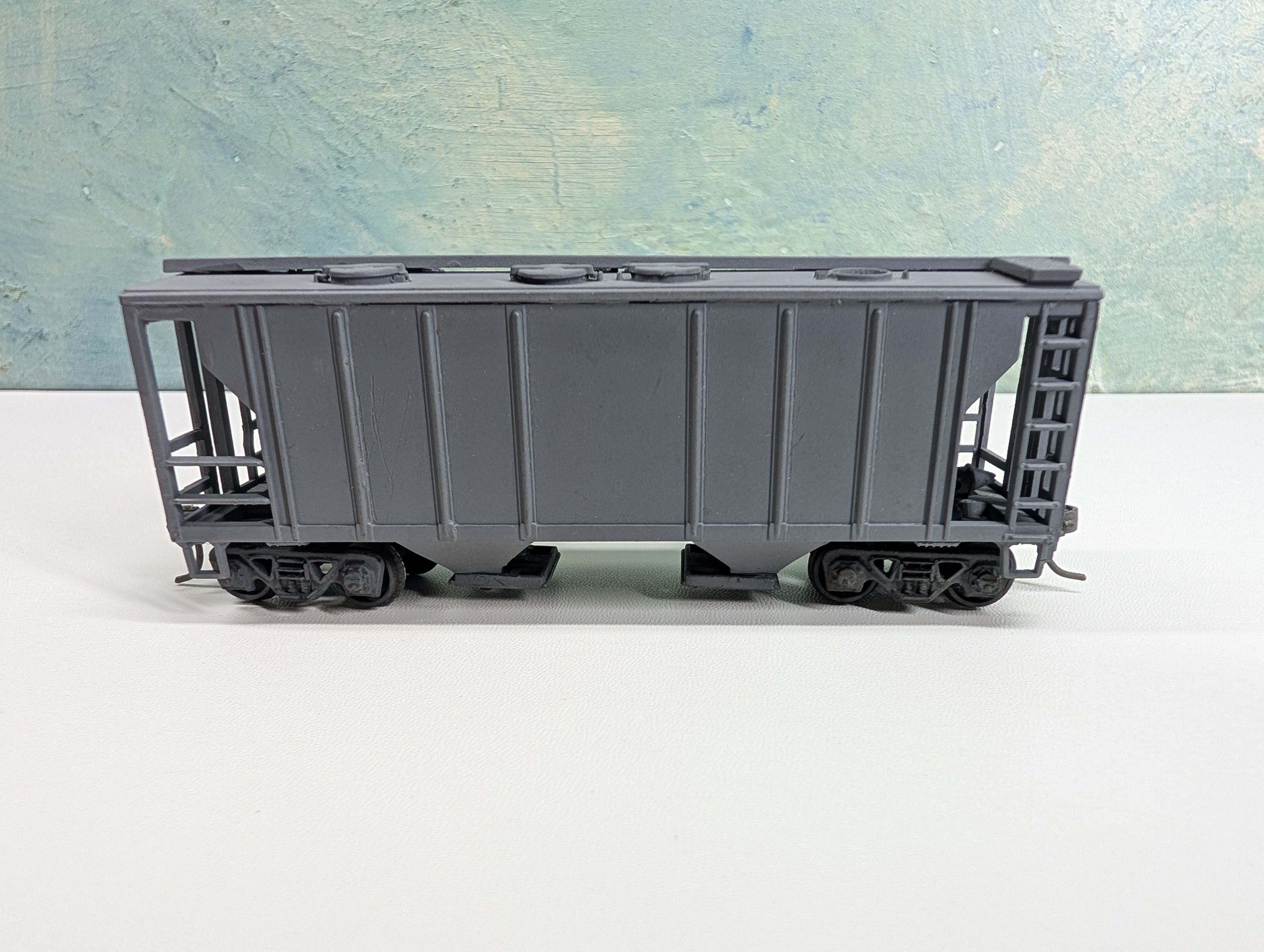 USED Roundhouse HO Scale 2 Bay Covered Hopper Undecorated Gray