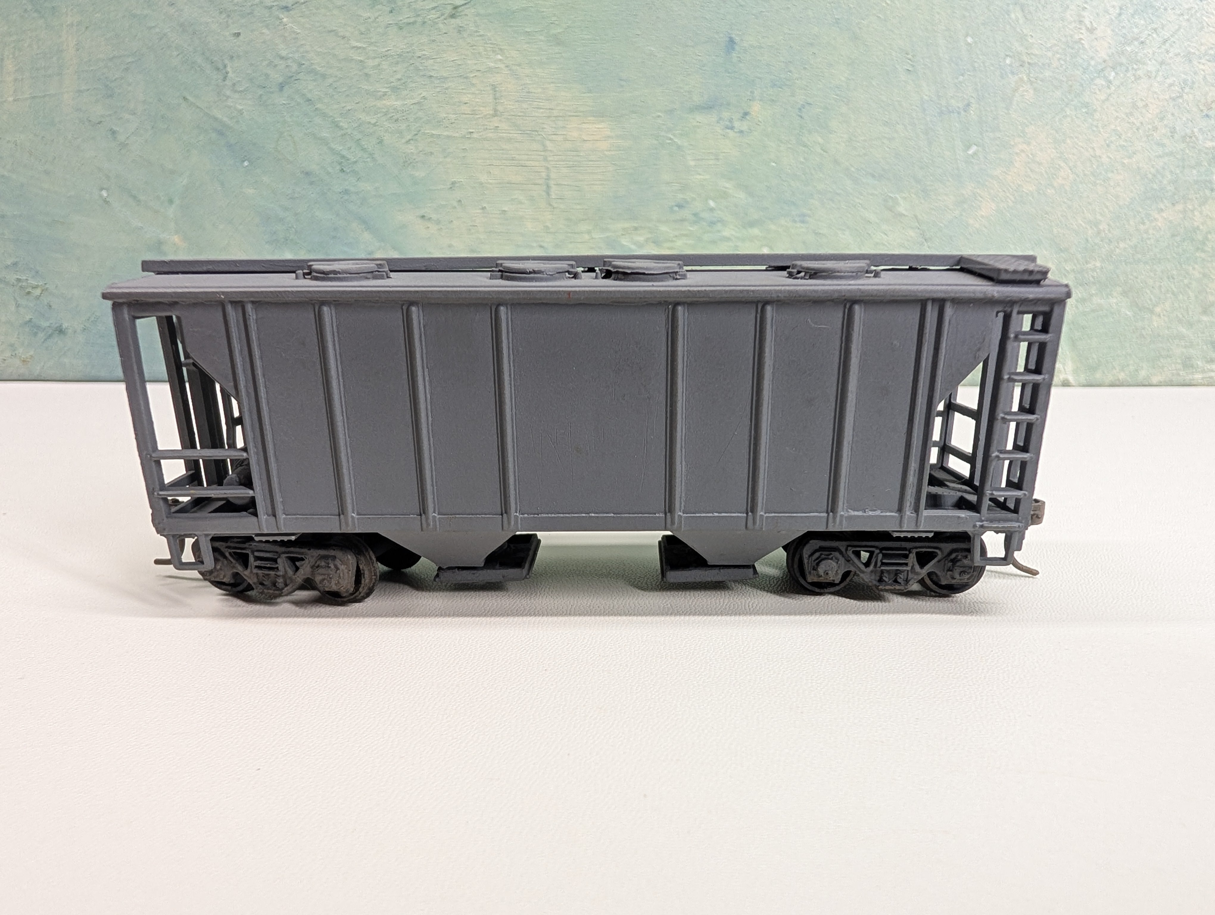 USED Roundhouse HO Scale 2 Bay Covered Hopper Undecorated Gray