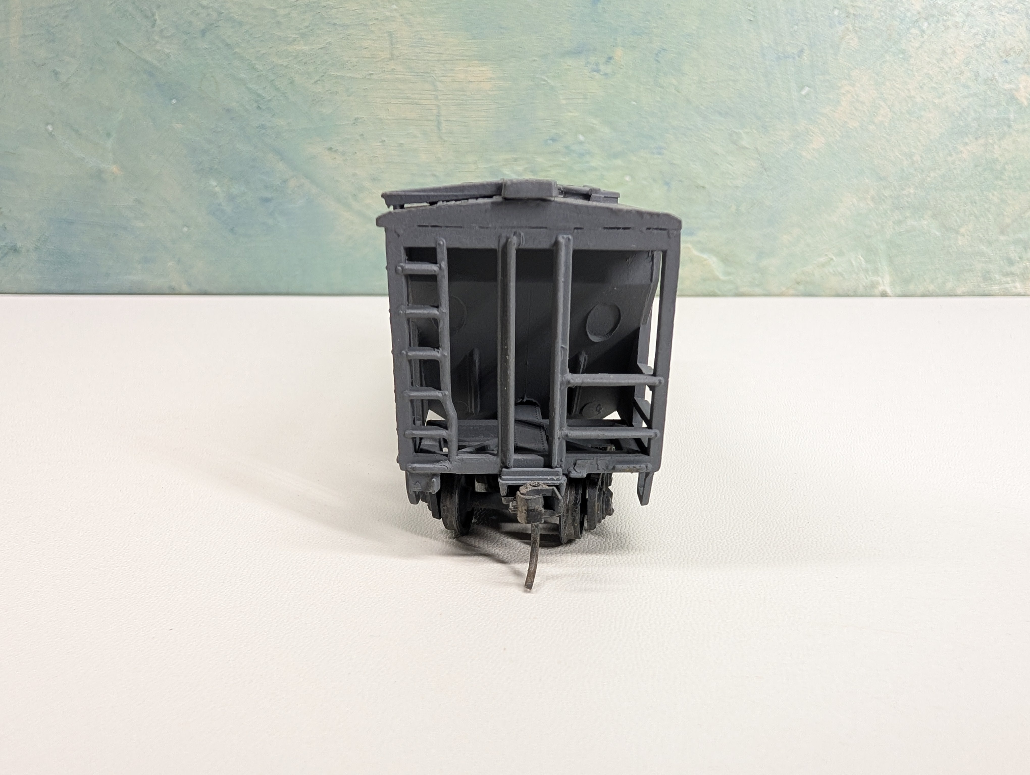 USED Roundhouse HO Scale 2 Bay Covered Hopper Undecorated Gray