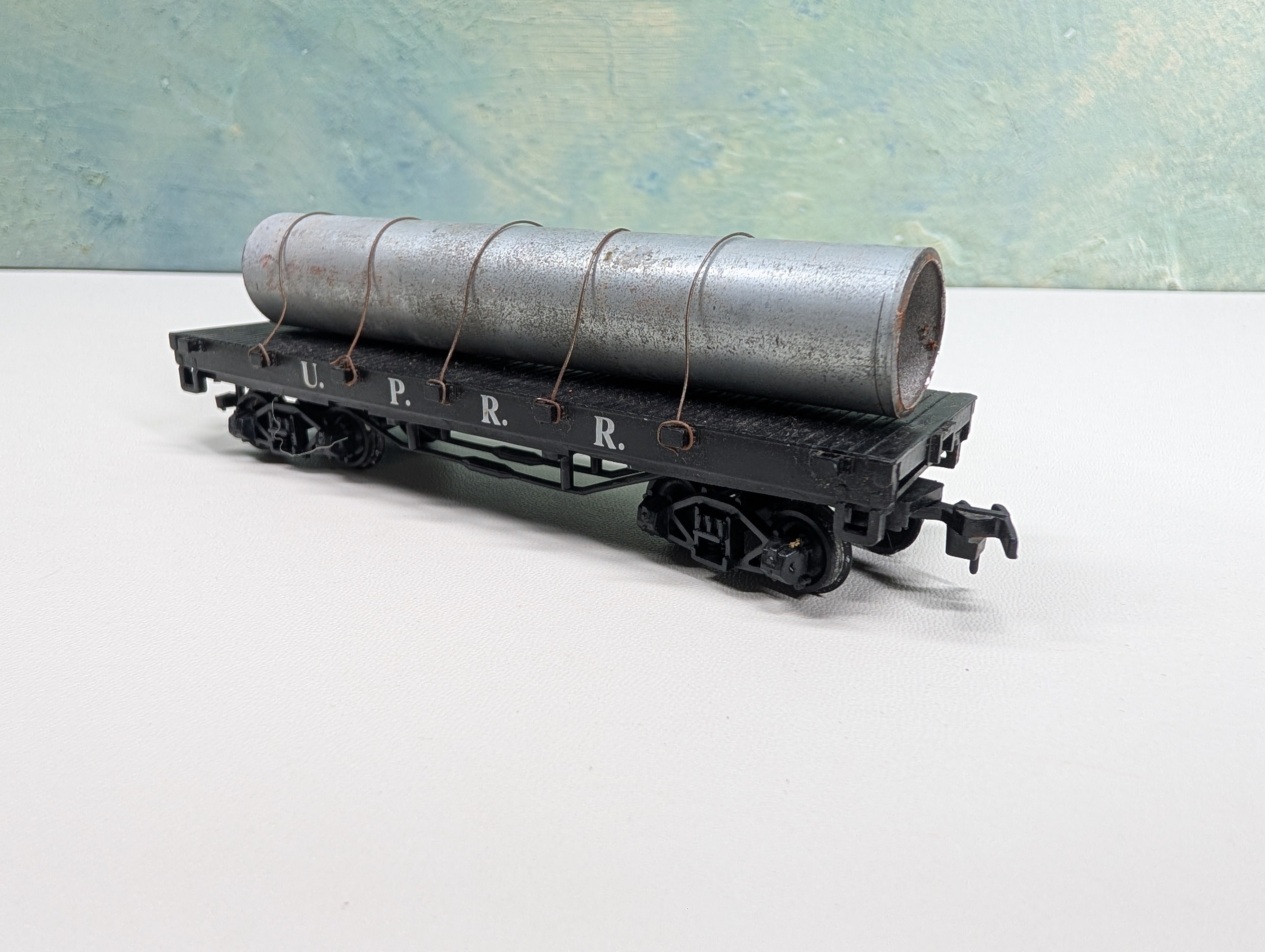 USED Bachmann HO Scale 34' Old Time Flat Car Union Pacific w/ Pipe Load