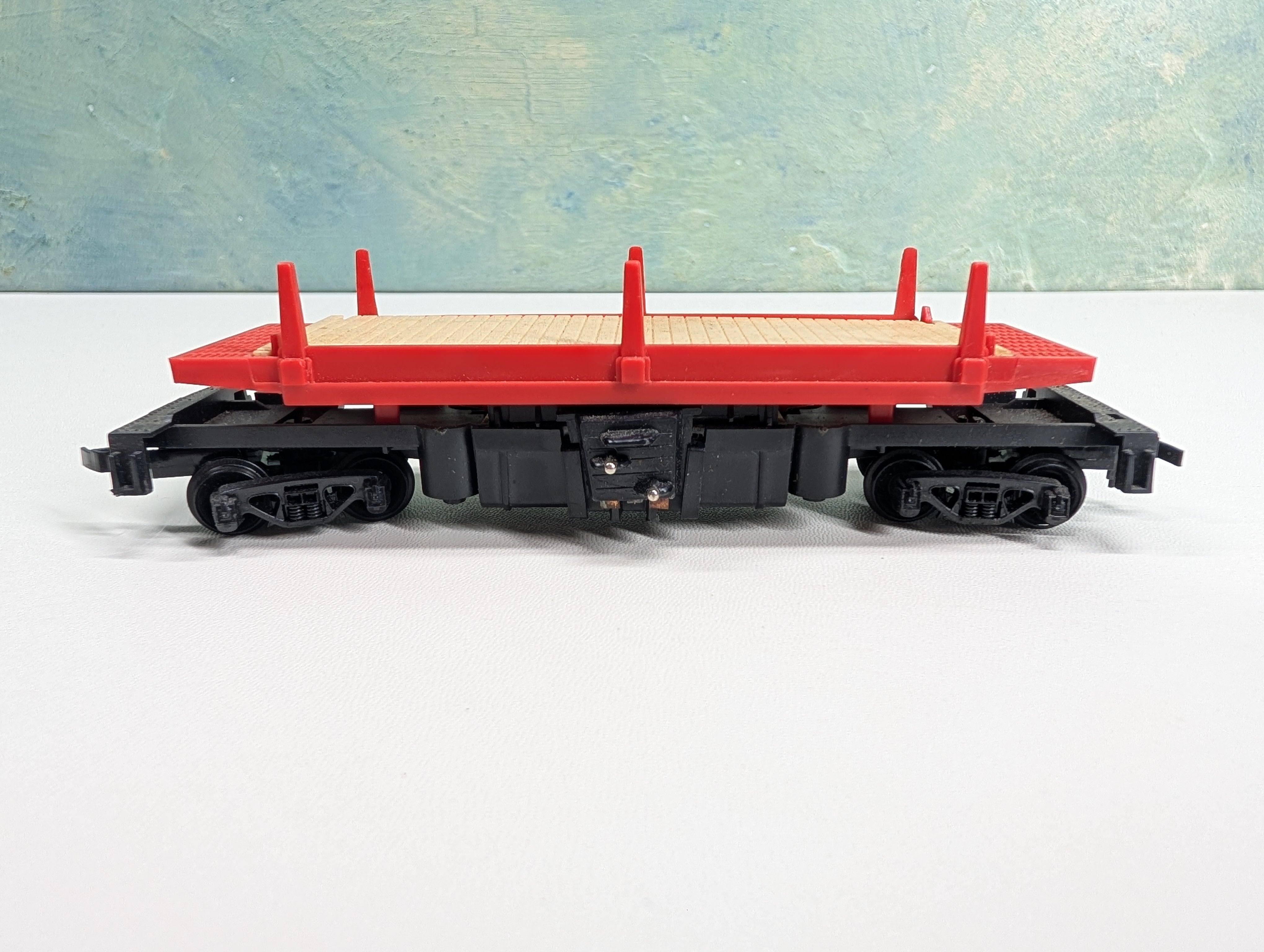 USED Tyco HO Scale Dumping Flat Car w/ Stakes