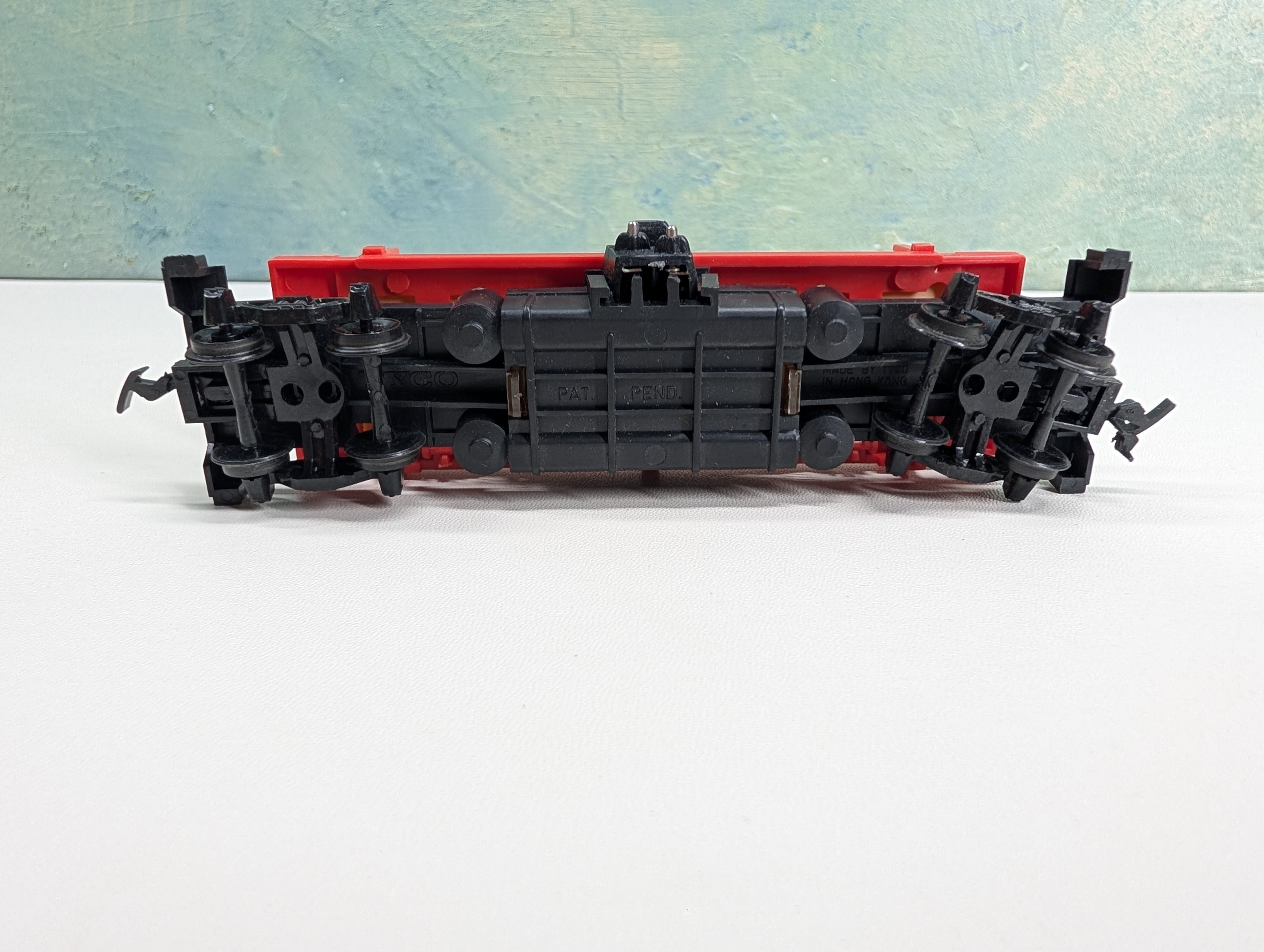 USED Tyco HO Scale Dumping Flat Car w/ Stakes