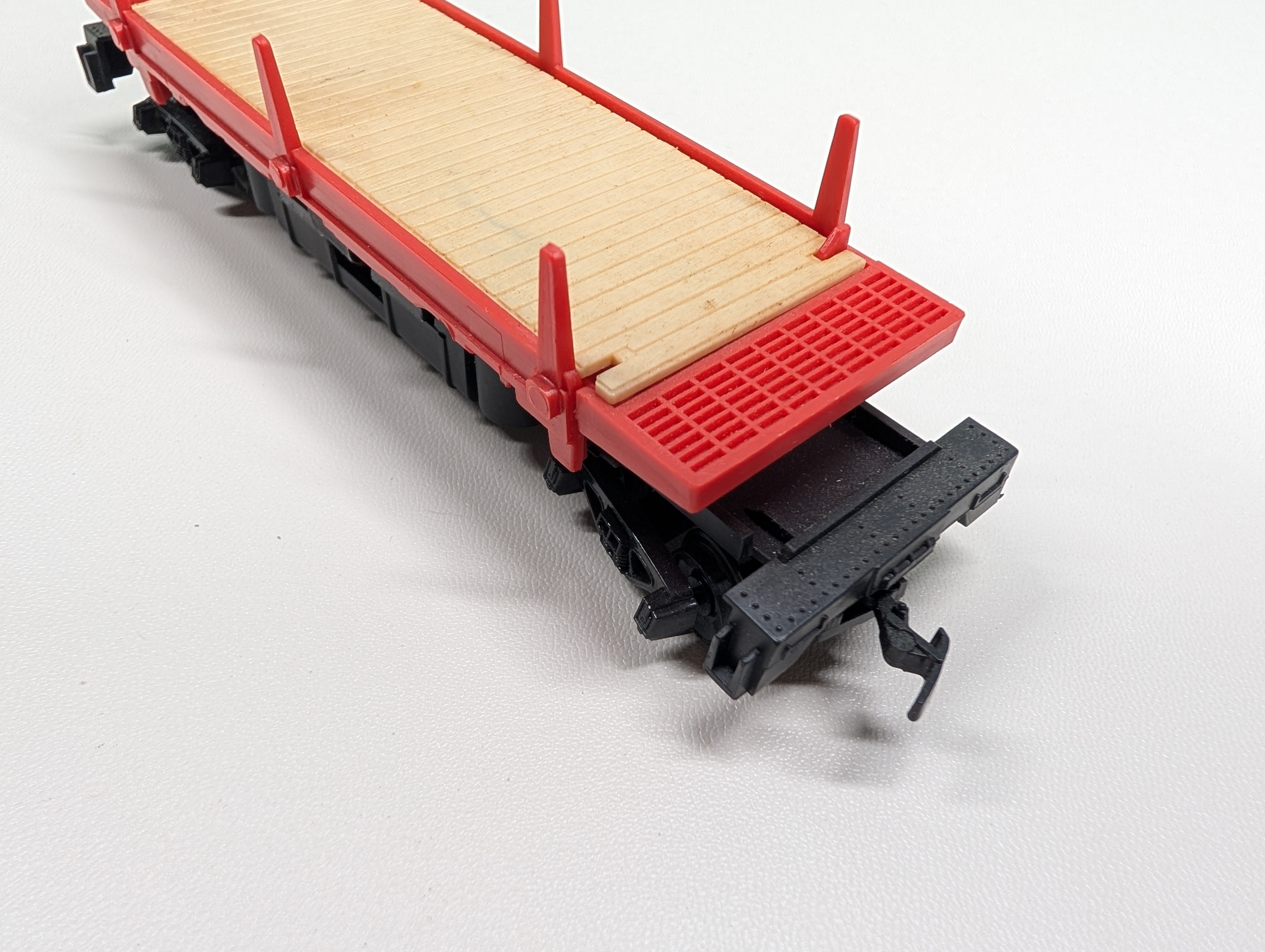 USED Tyco HO Scale Dumping Flat Car w/ Stakes