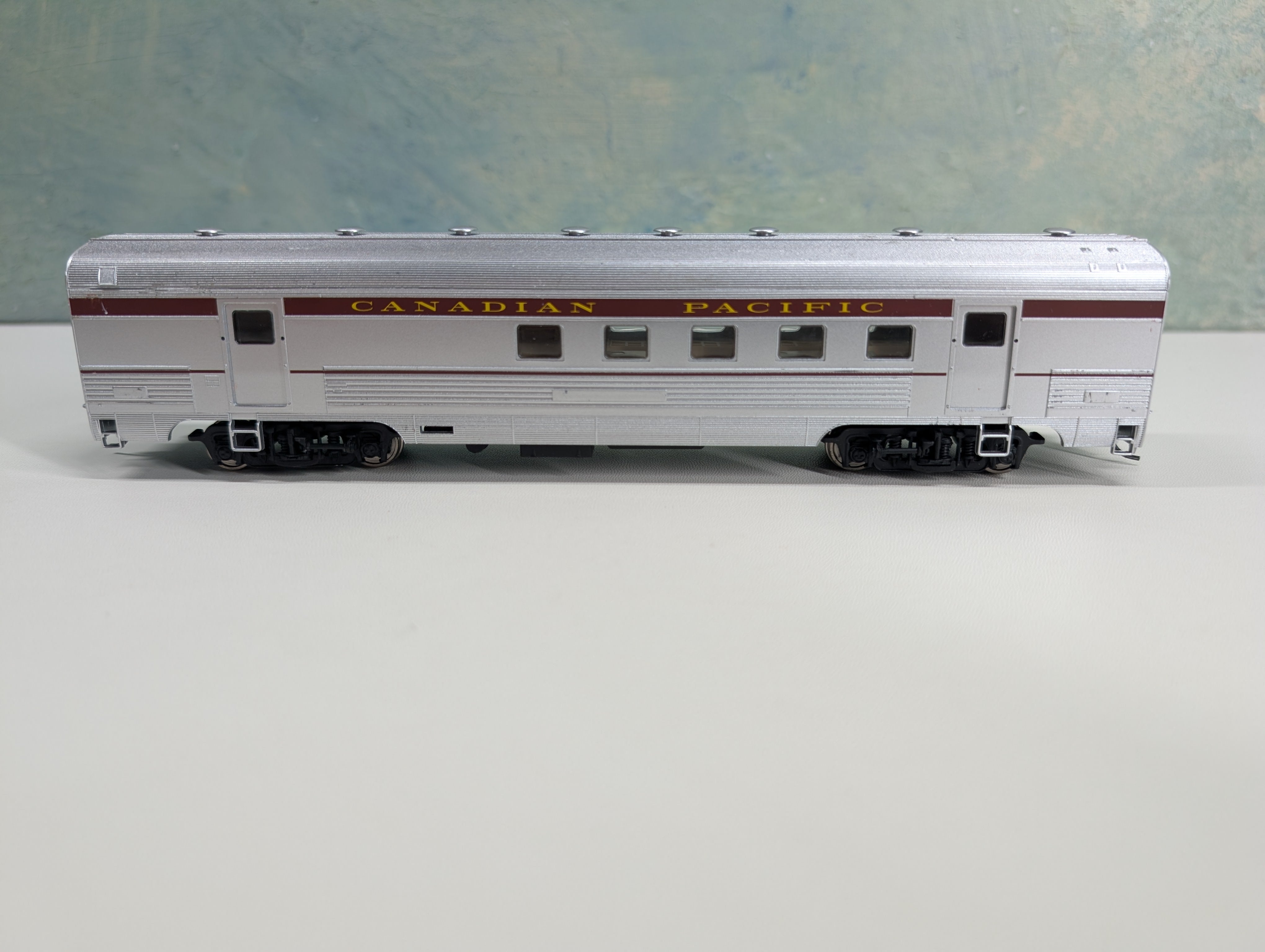 USED Walthers Proto 920-13066 HO Scale 63' Budd RPO Standard Aluminum Passenger Car Canadian Pacific Metal Wheels