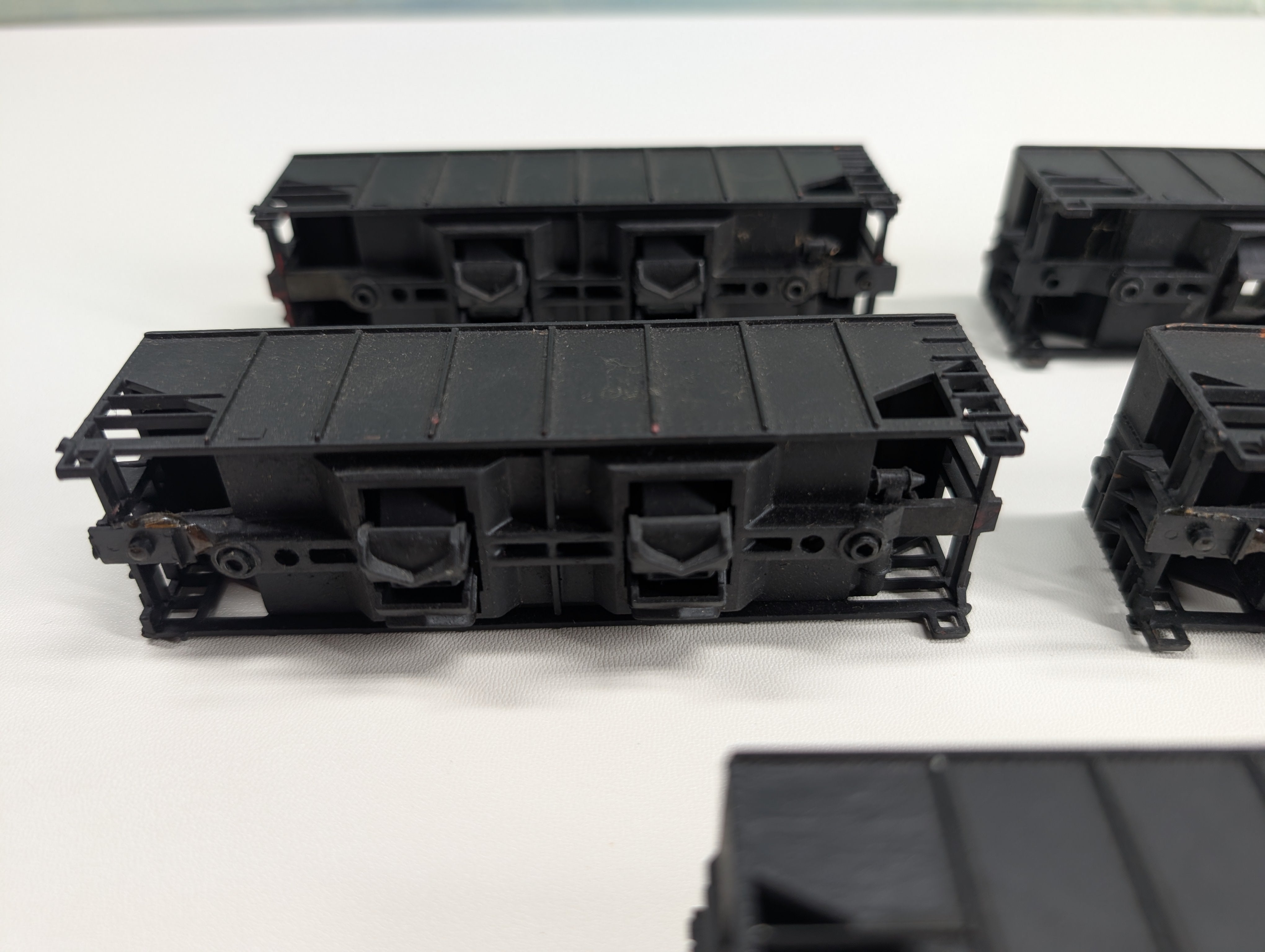 USED Tyco HO Scale 2 Bay Operating Hoppers, Black Undecroated, Parts/Repair (5 pcs)