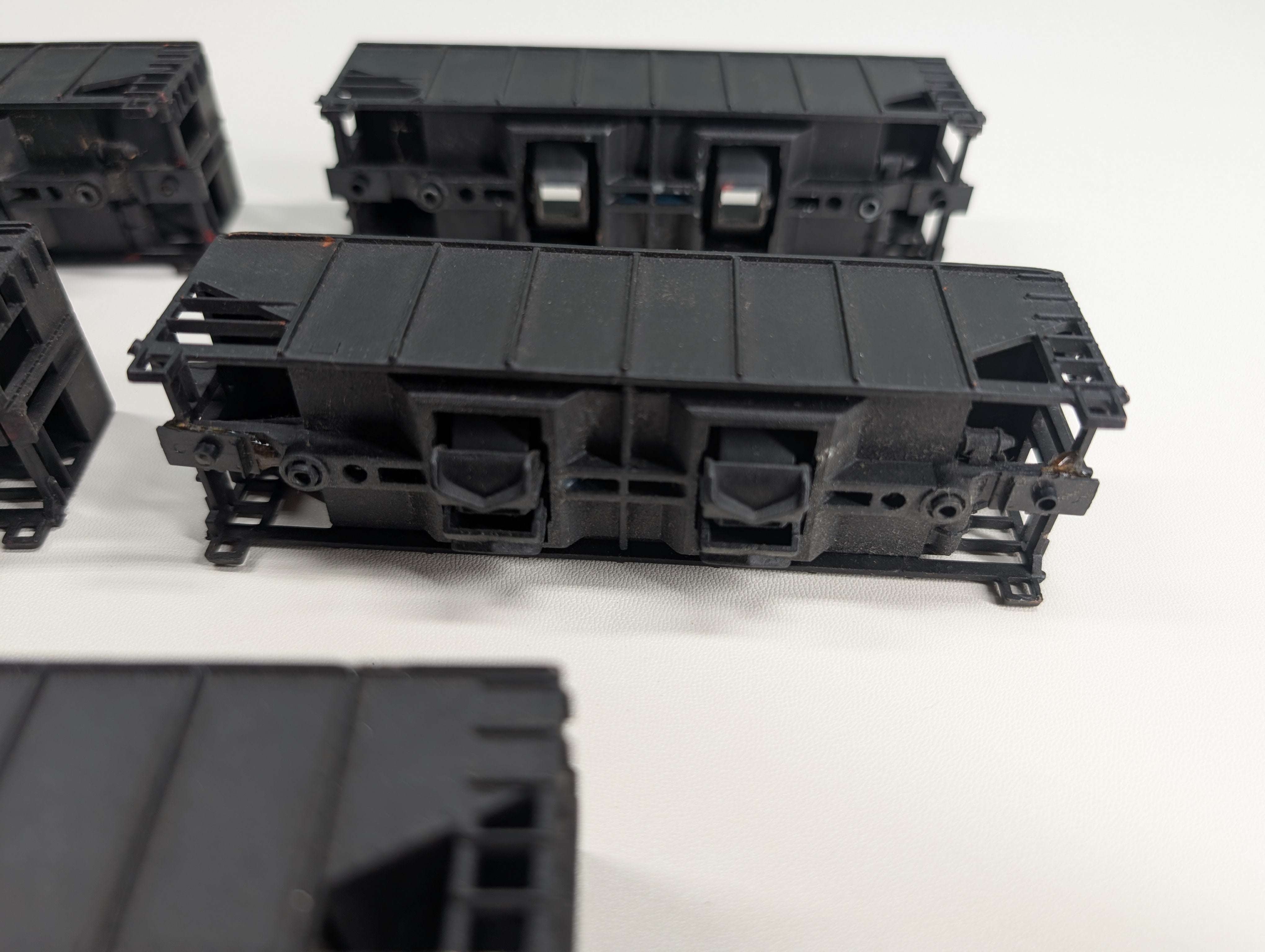 USED Tyco HO Scale 2 Bay Operating Hoppers, Black Undecroated, Parts/Repair (5 pcs)