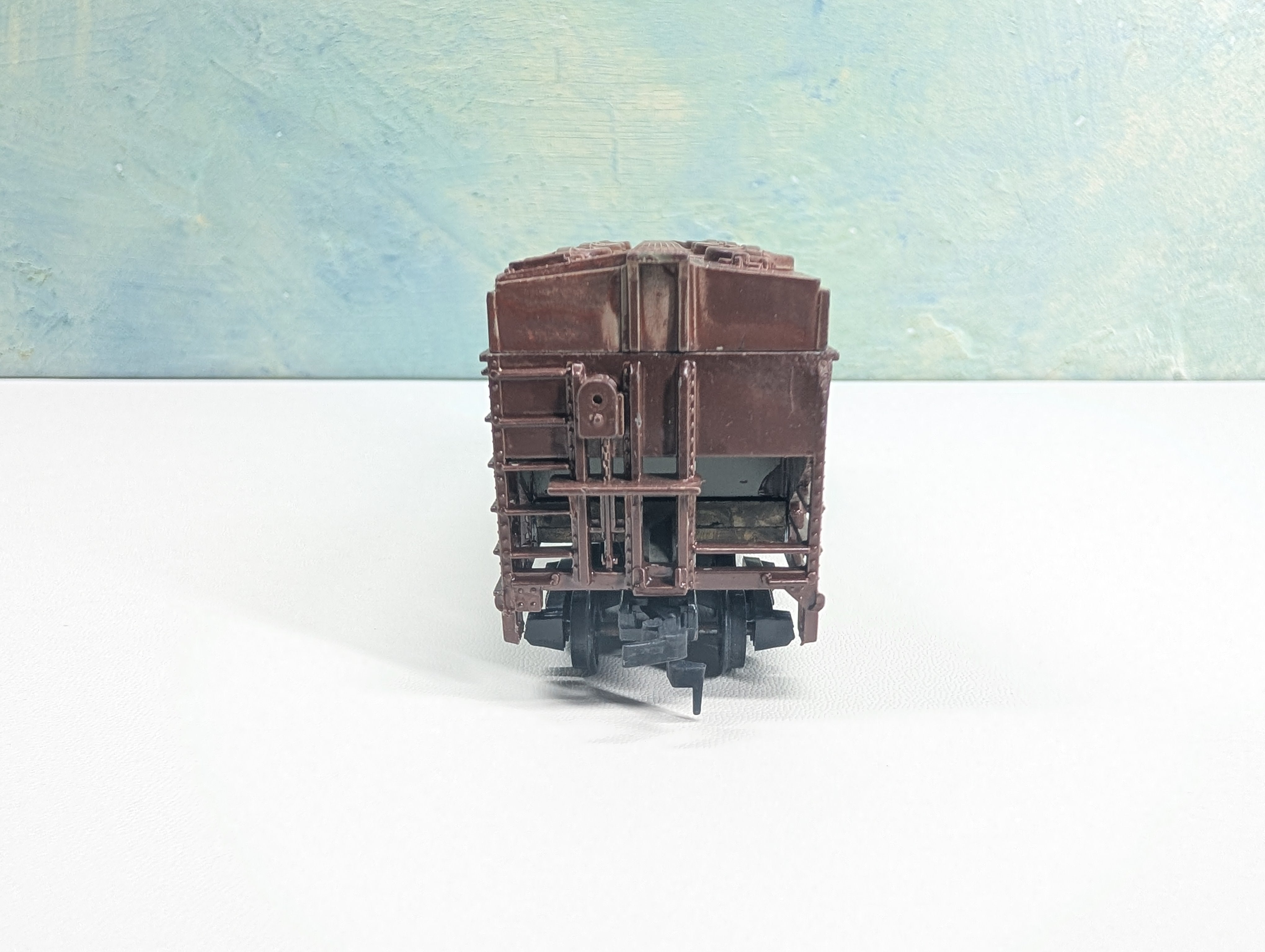 USED Tyco HO Scale Painted Brown Undecorated Covered 2 Bay Operating Hopper
