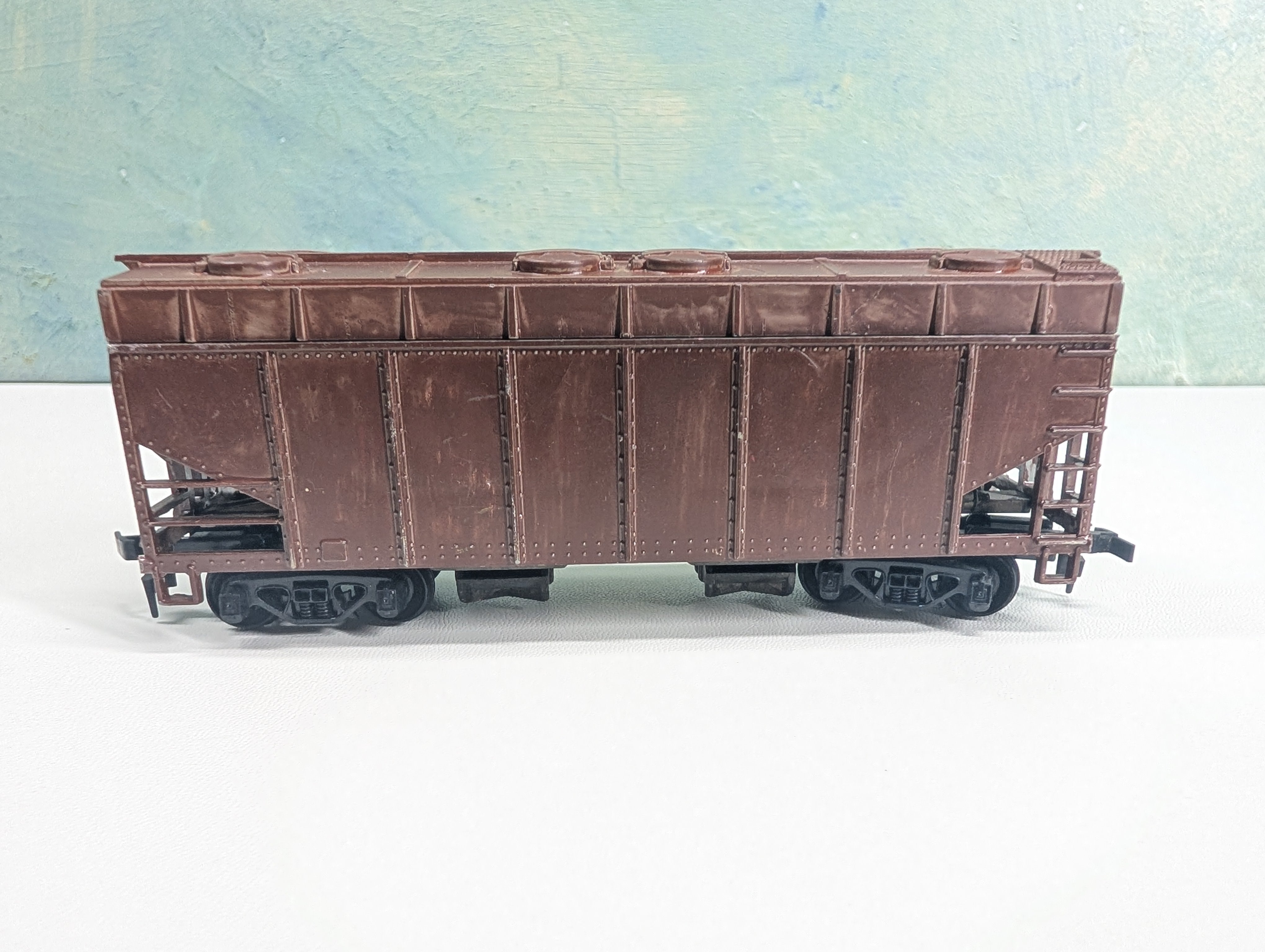 USED Tyco HO Scale Painted Brown Undecorated Covered 2 Bay Operating Hopper