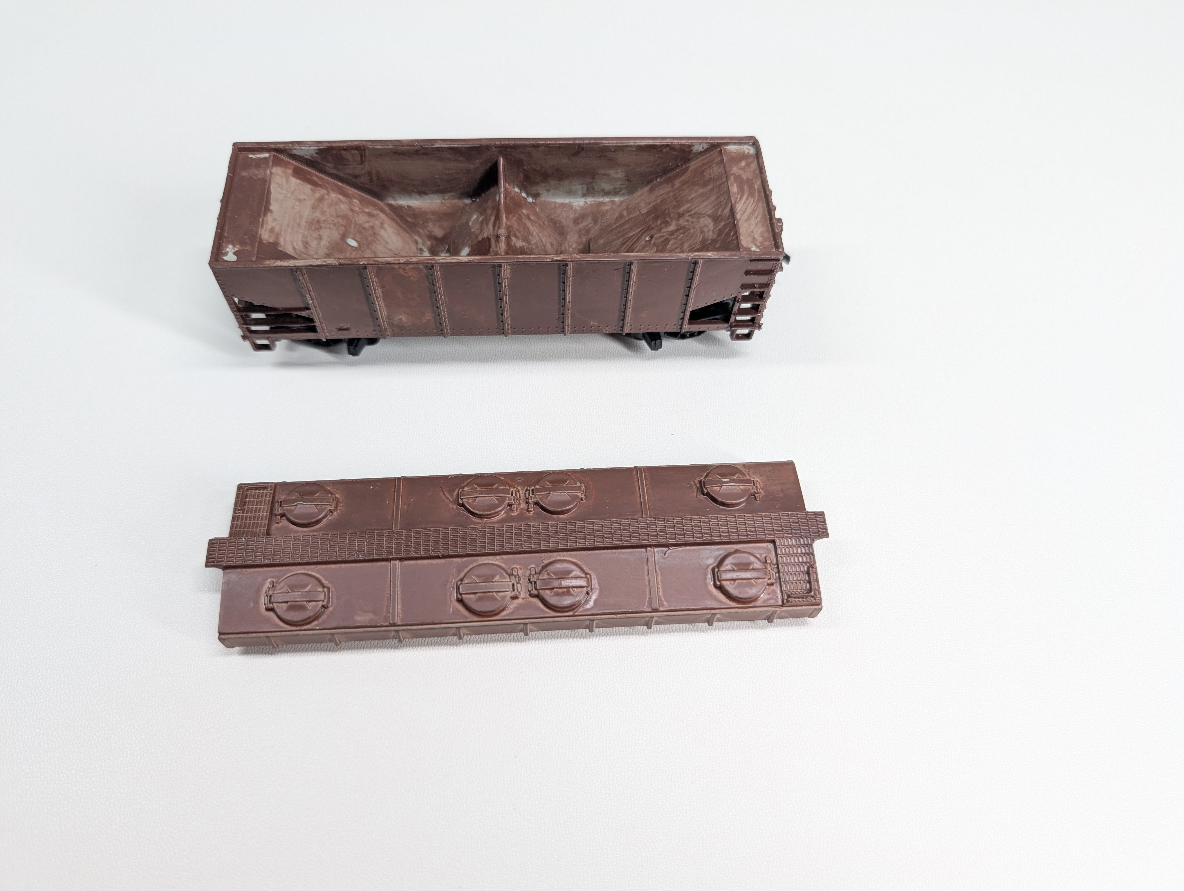 USED Tyco HO Scale Painted Brown Undecorated Covered 2 Bay Operating Hopper