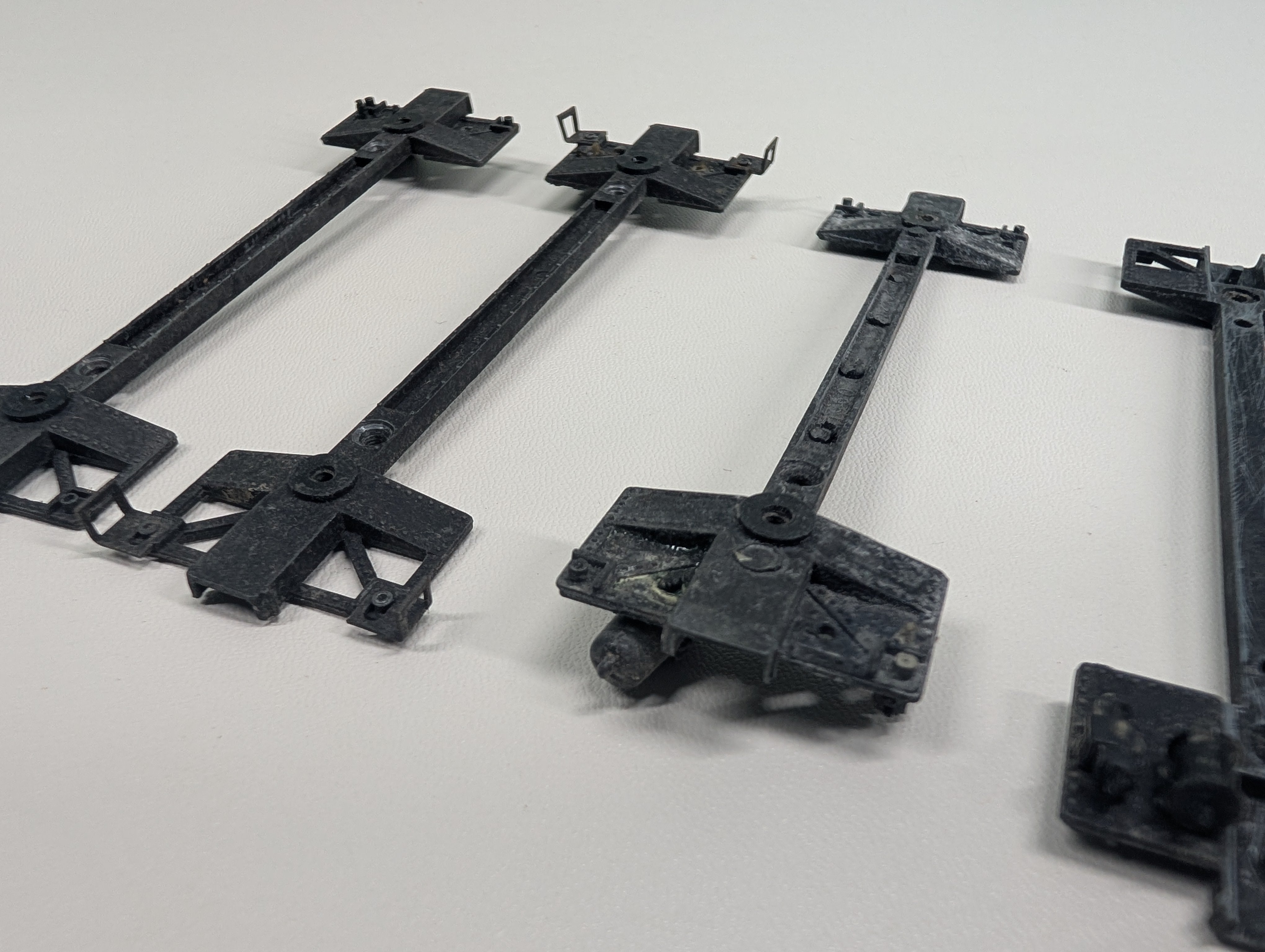 USED Varney HO Scale Metal Frames (4 pcs)