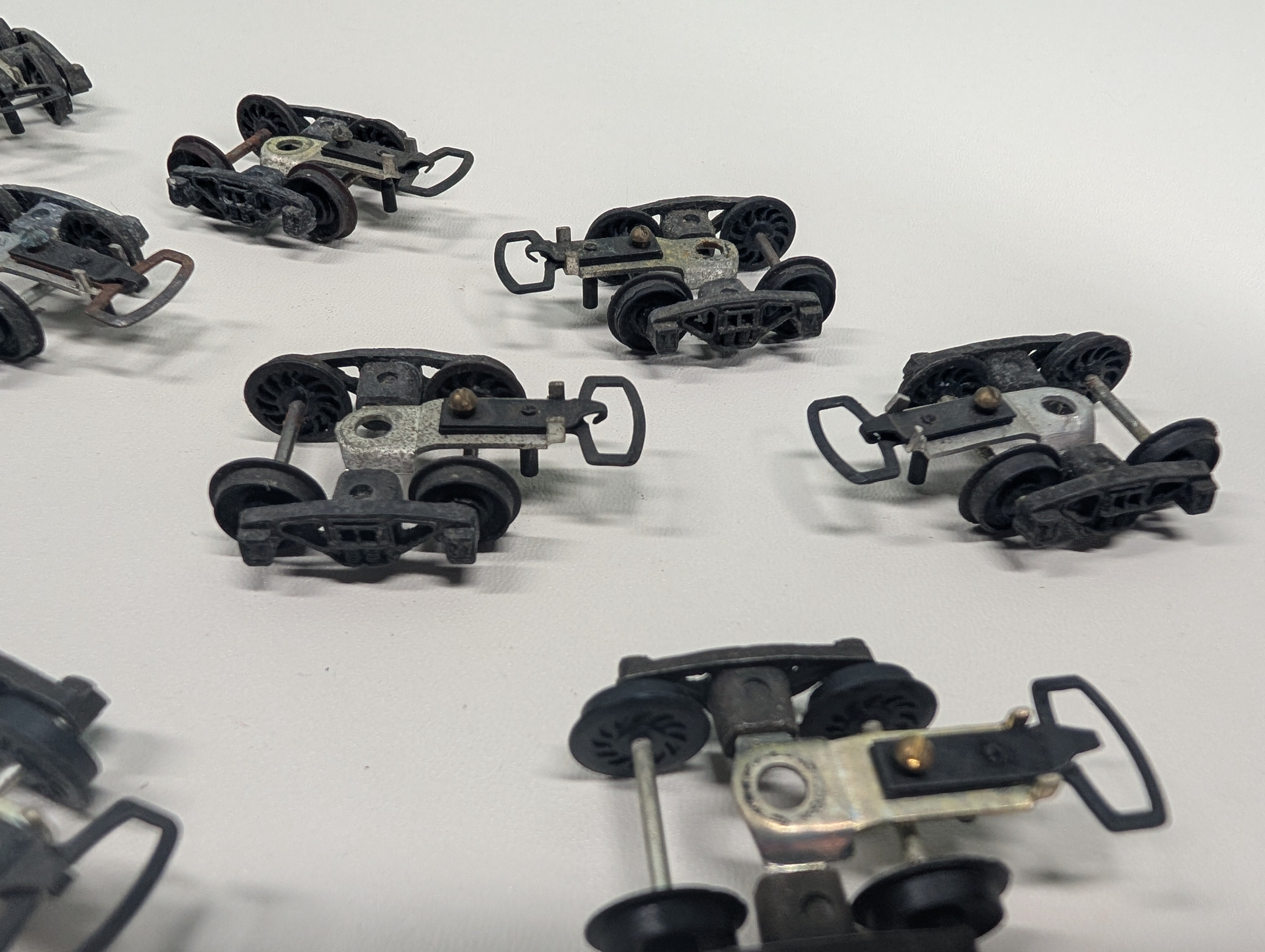 USED HO Scale Trucks w/ Euro Style Couplers (12 pcs)