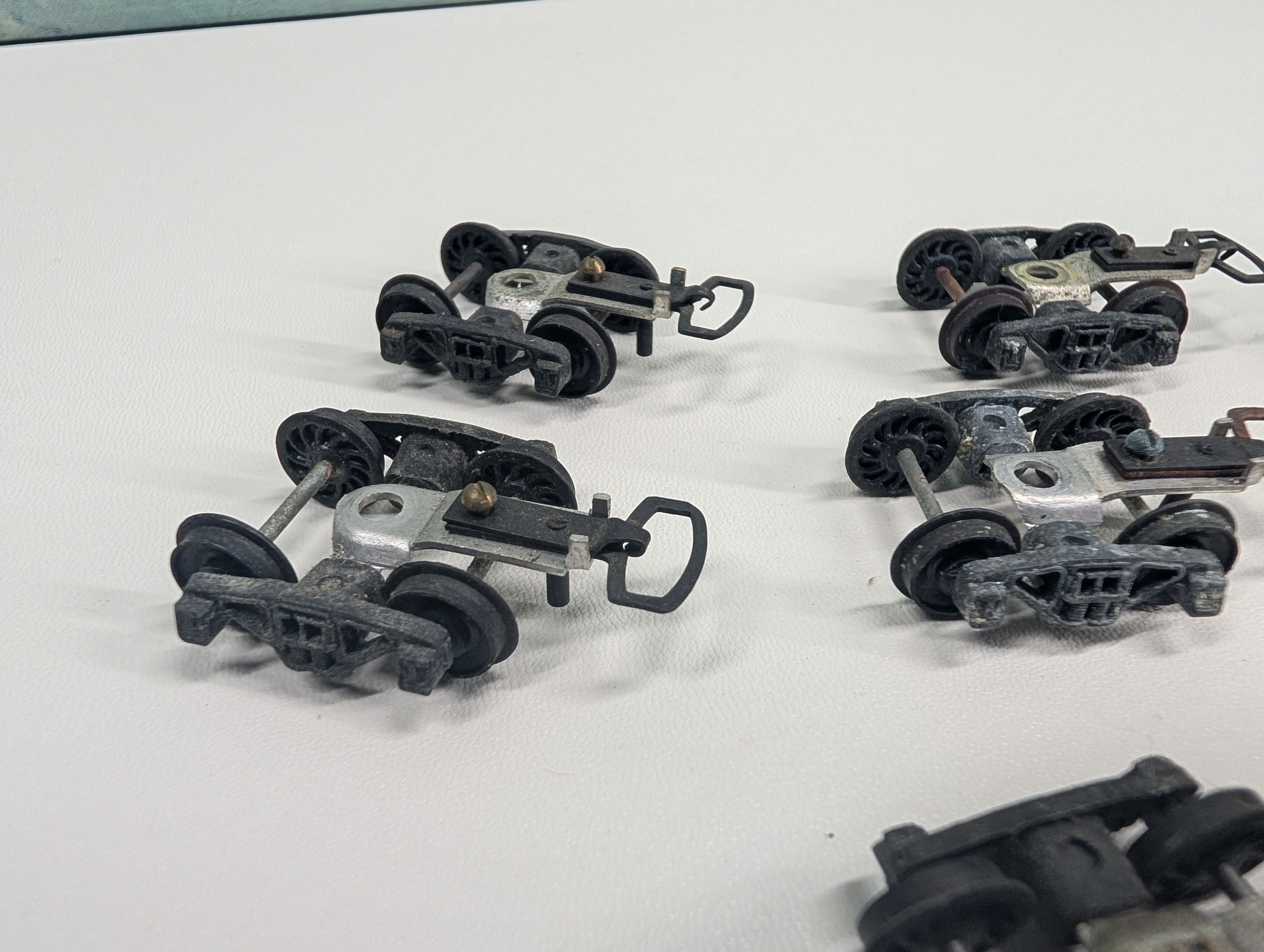 USED HO Scale Trucks w/ Euro Style Couplers (12 pcs)