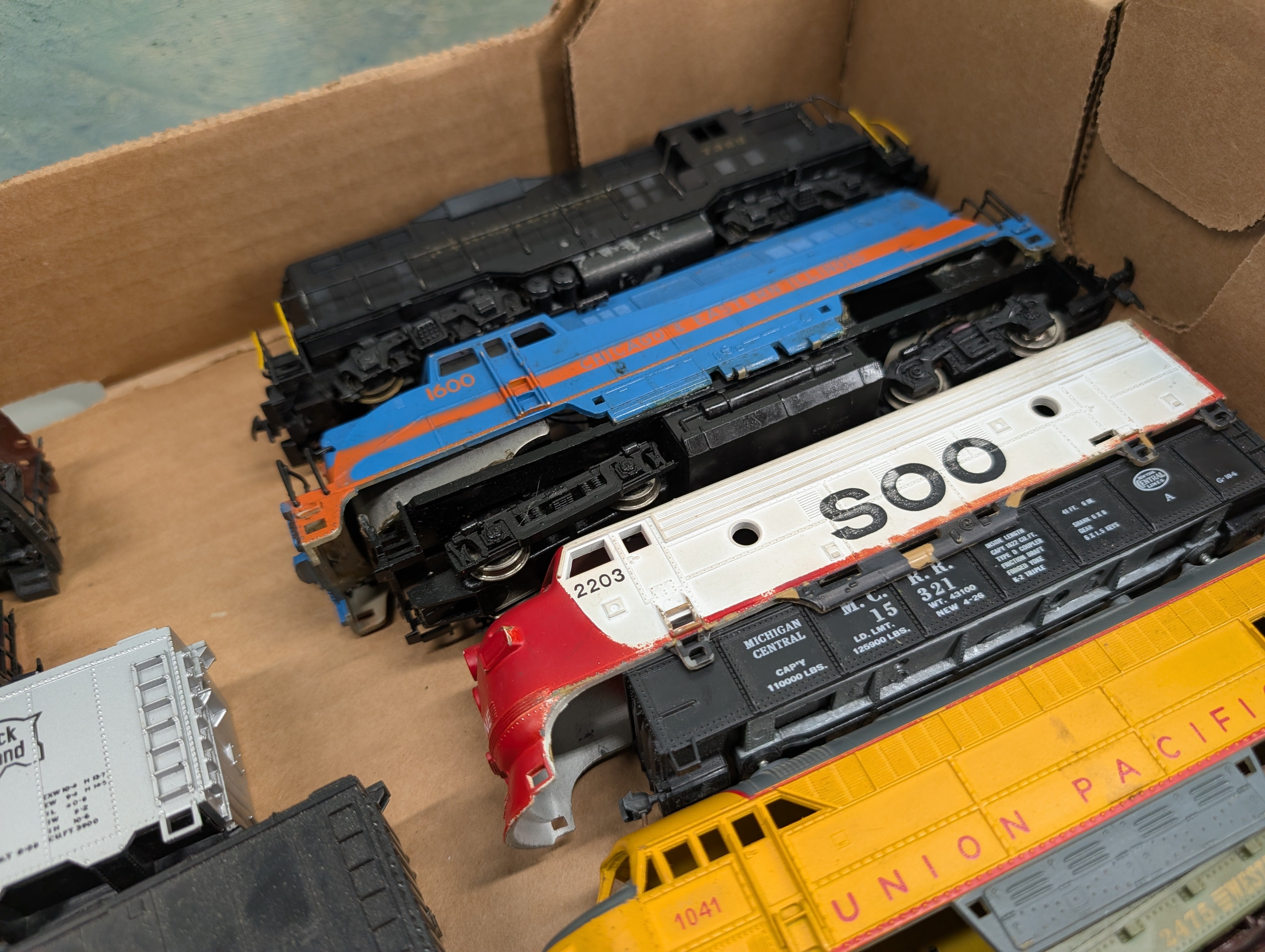 USED HO Scale Lot of Parts/Repairs Locomotives, Box Cars, Cabooses + more