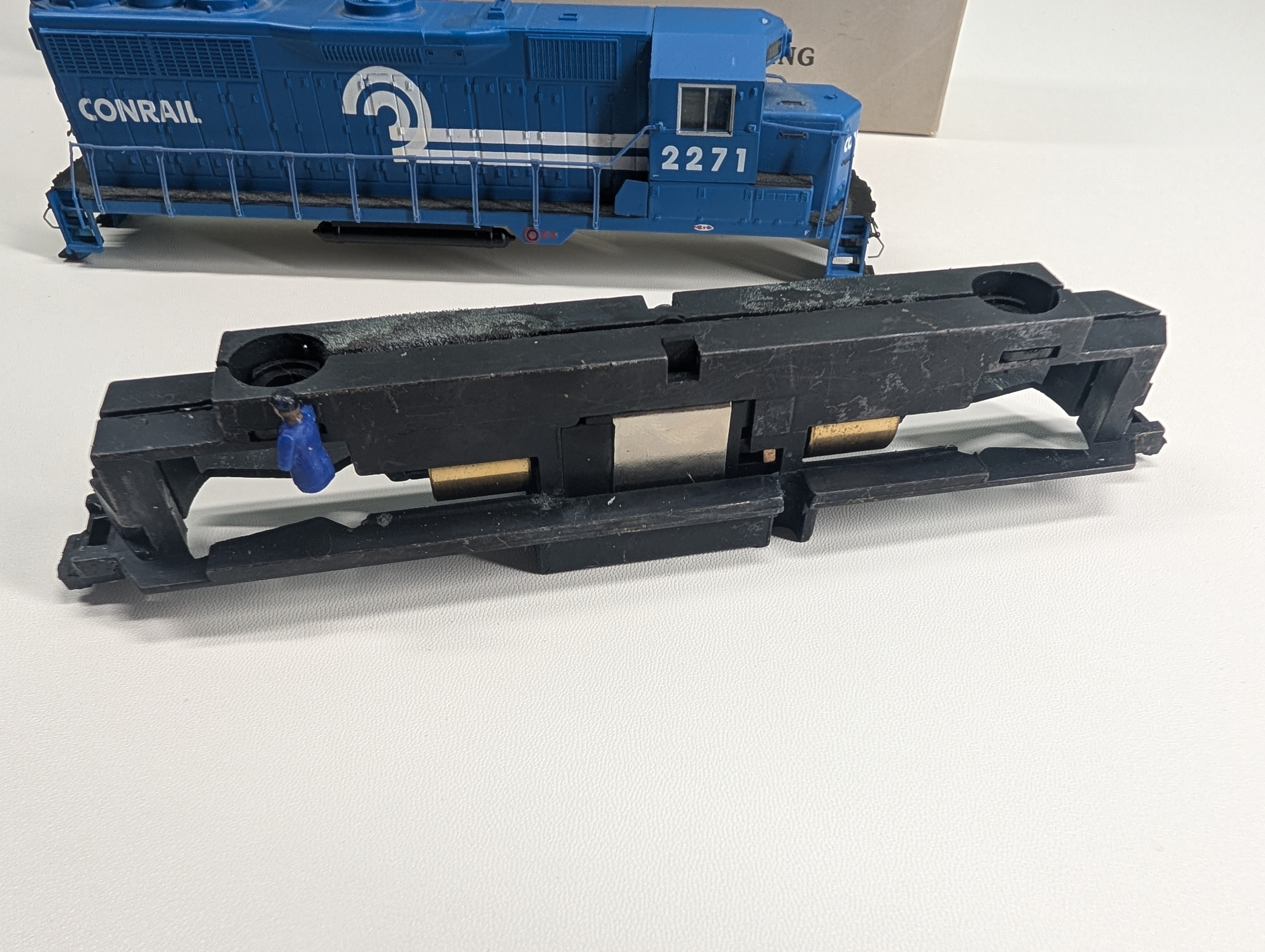 USED Bachmann 11506 HO Scale EMD GP35 Diesel Locomotive for Parts/Repairs Conrail #2271