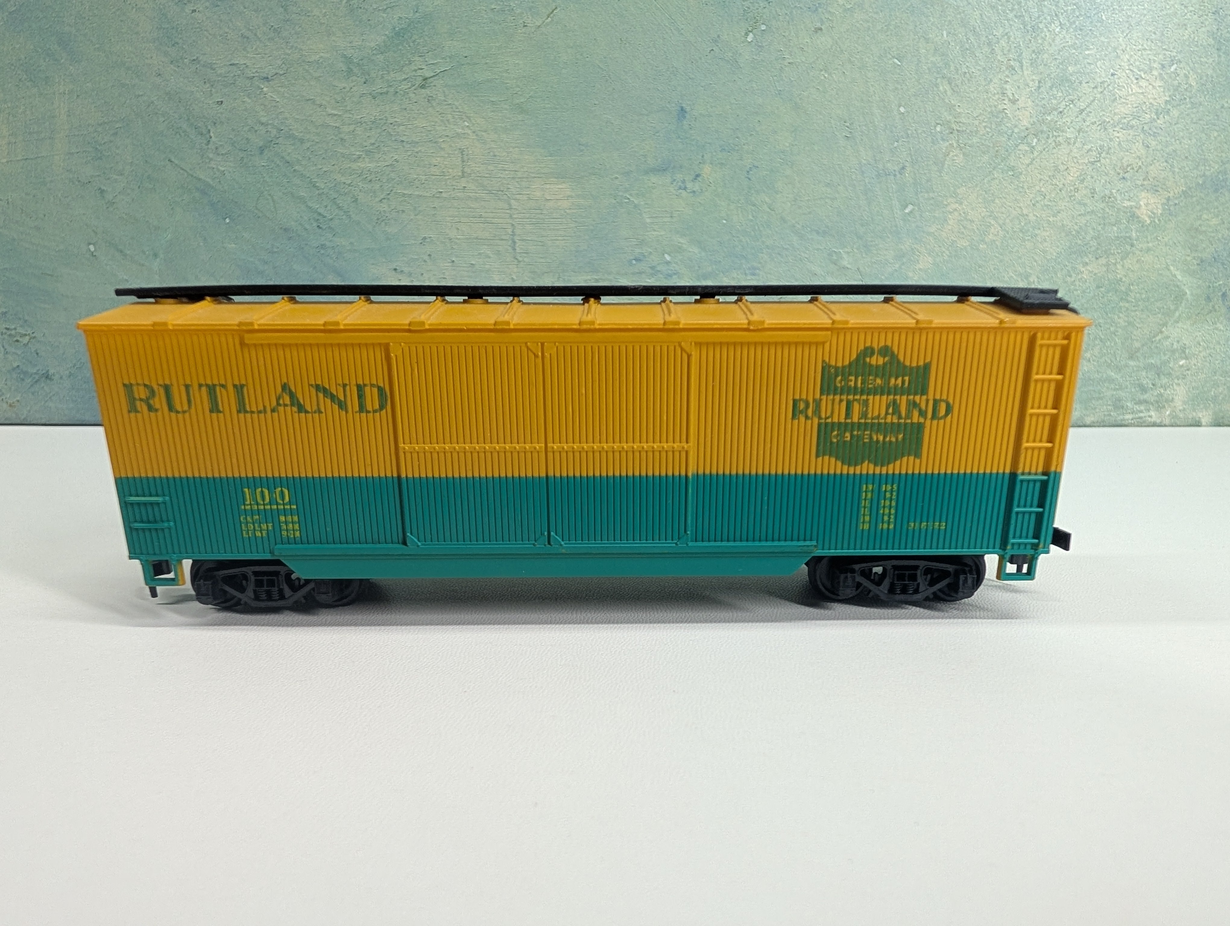 USED HO Scale 40' Wooden Box Car Rutland #100