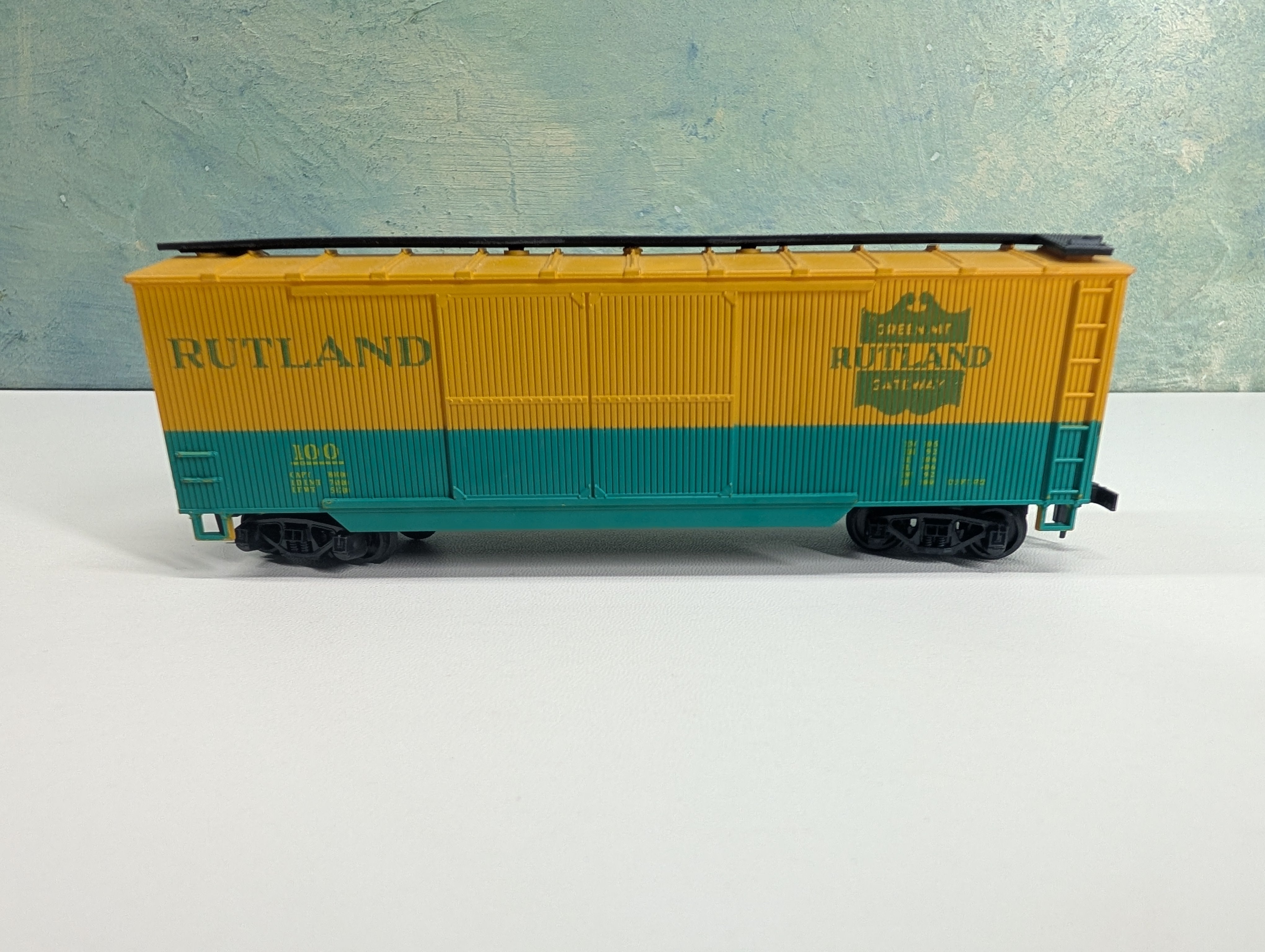 USED HO Scale 40' Wooden Box Car Rutland #100