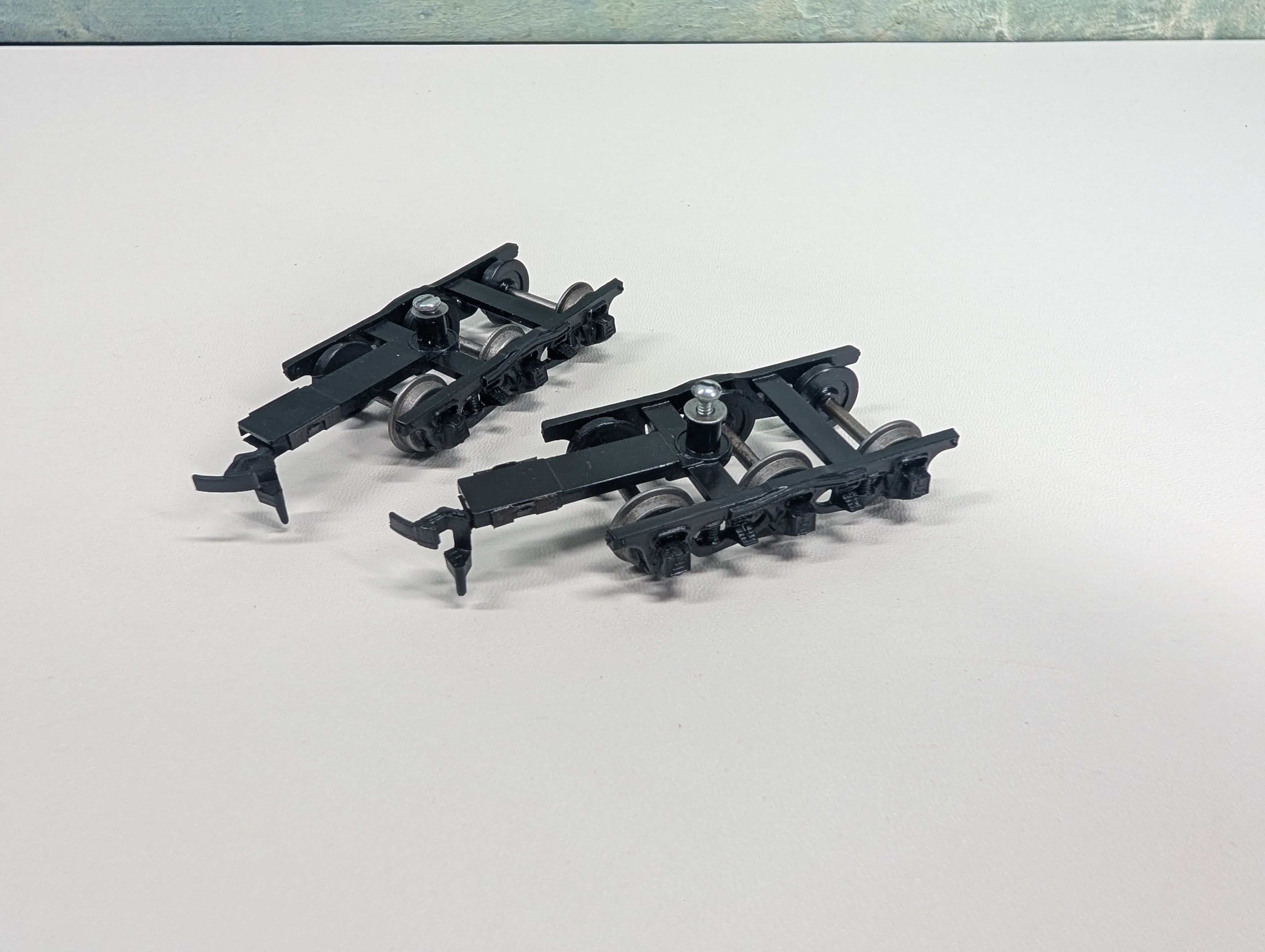 USED Athearn HO Scale Pair of Three Axle Passenger Car Trucks