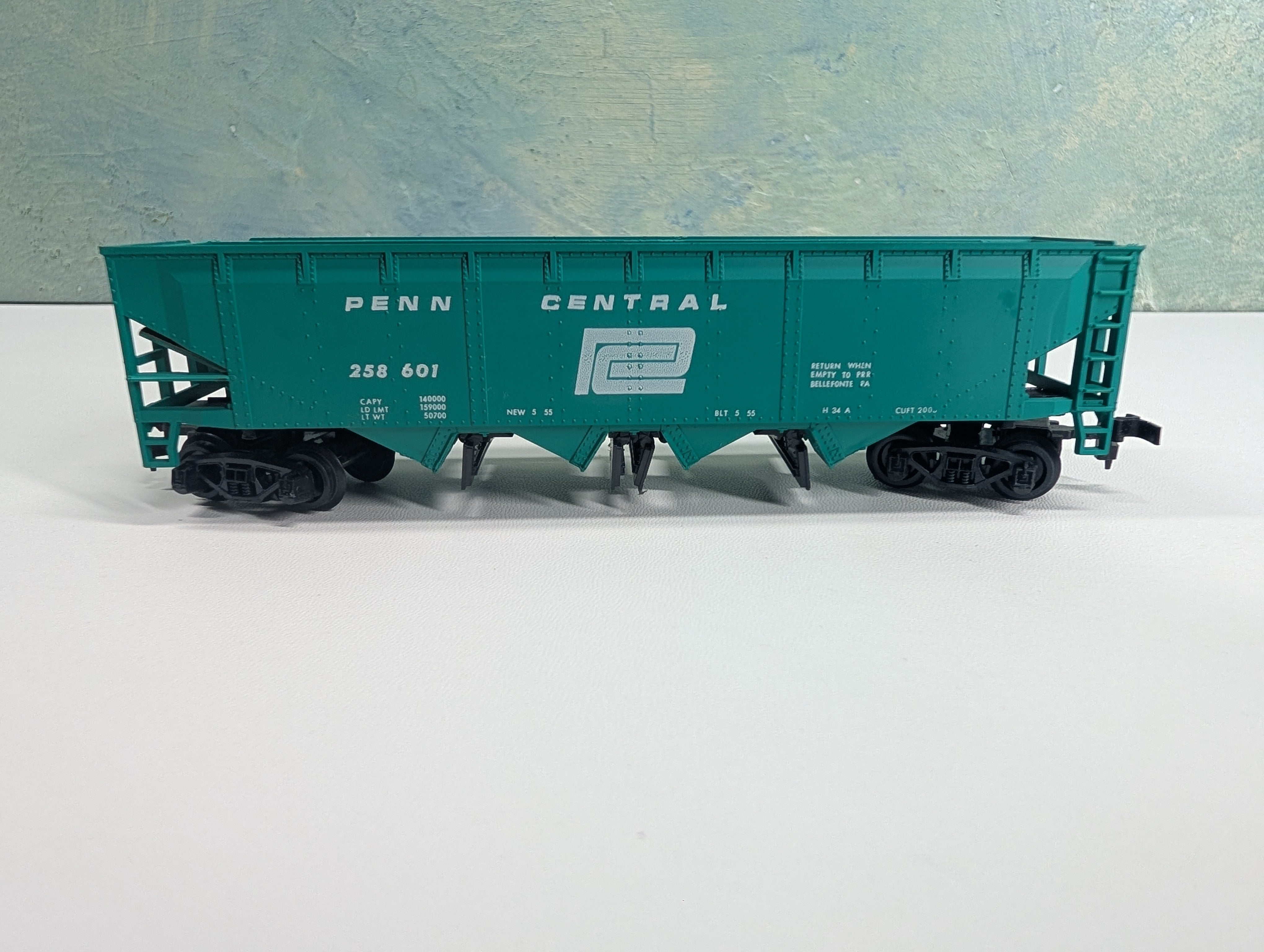 USED HO Scale 4 Bay Operating Hopper Penn Central PC #258601