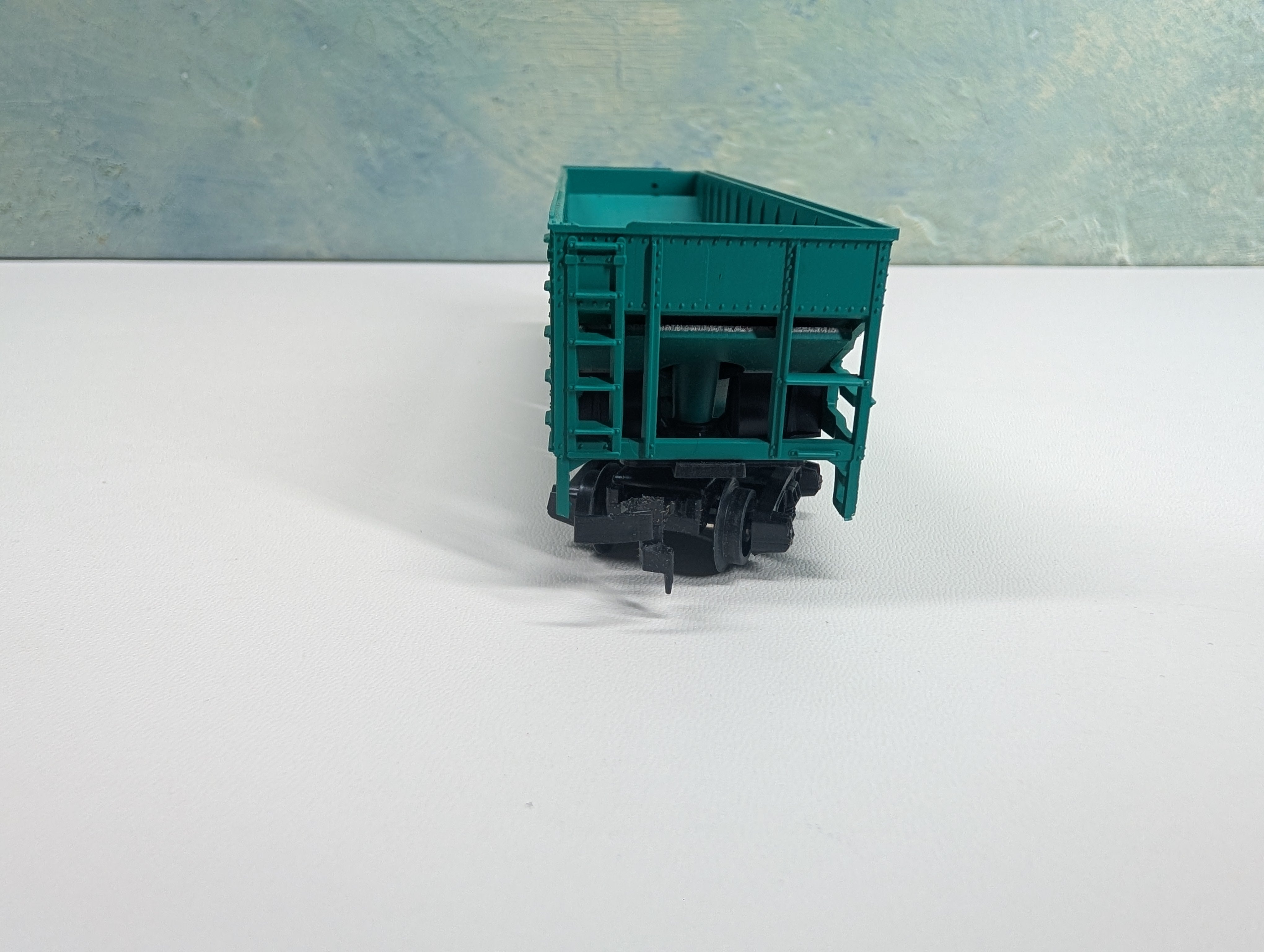 USED HO Scale 4 Bay Operating Hopper Penn Central PC #258601