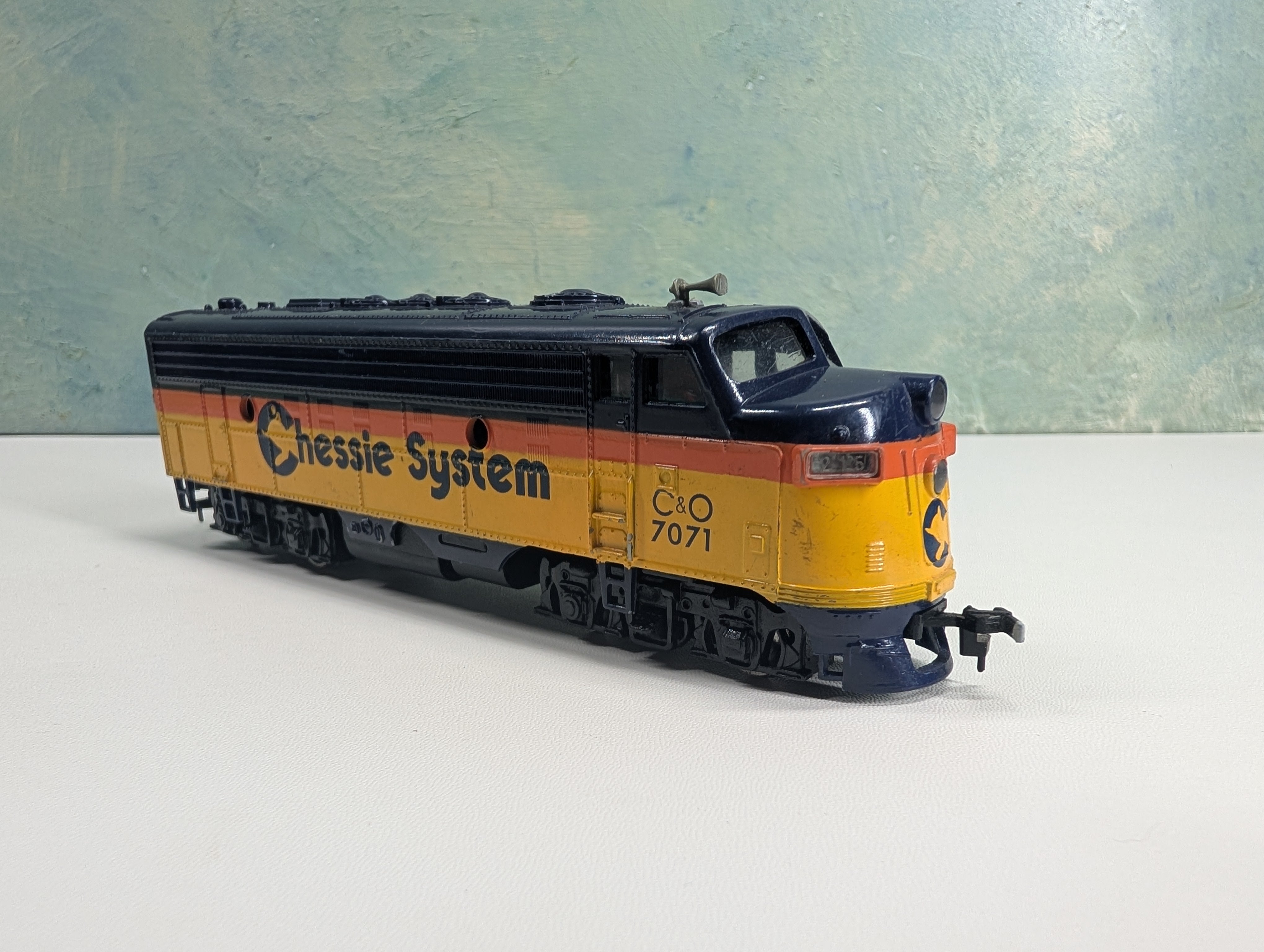USED Bachmann HO Scale F9 Diesel Locomotive Chessie System C&O #7071 Parts/Repairs DC