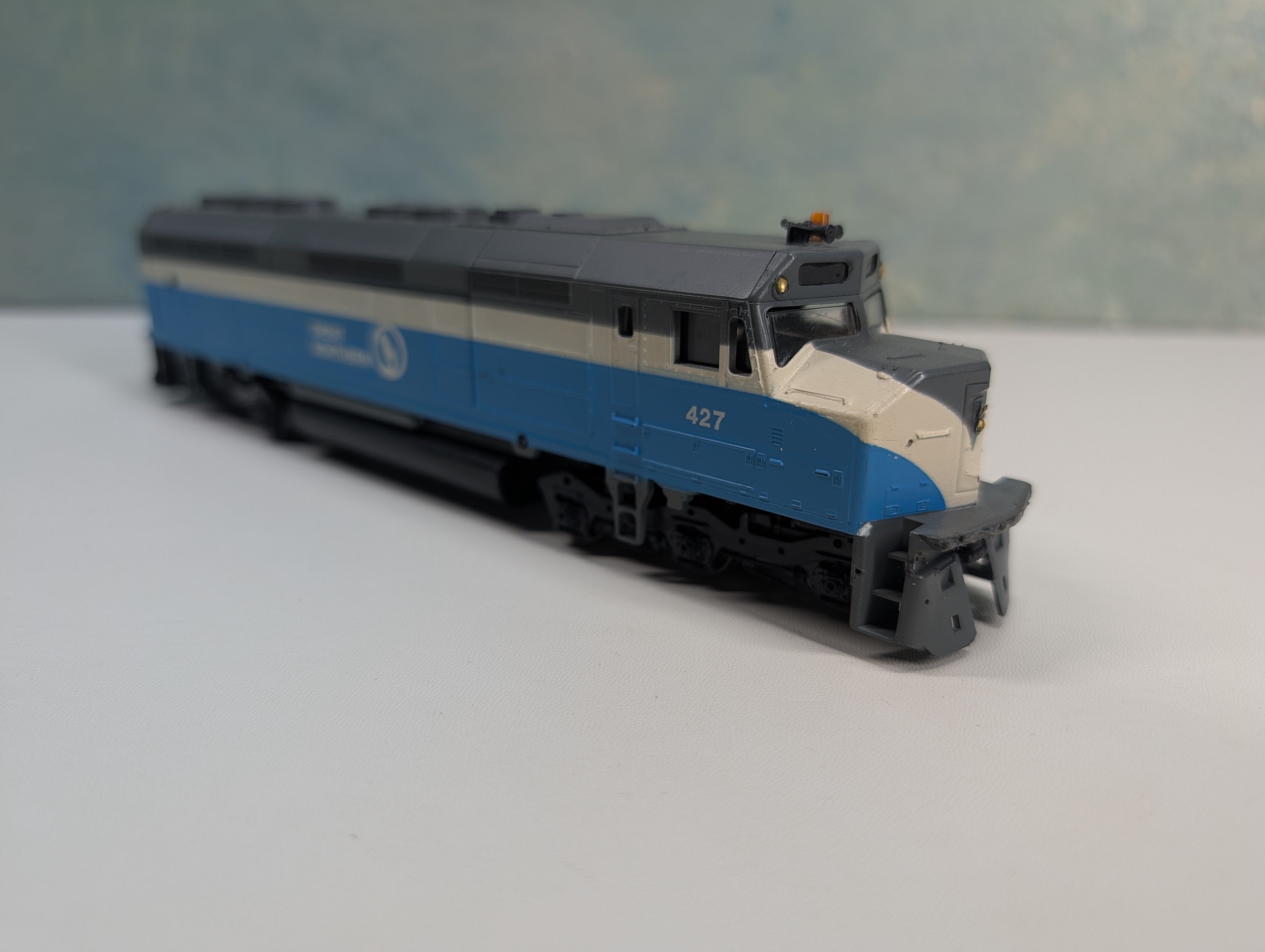 USED Athearn HO Scale F45 Diesel Locomotive w/ Beacon Detail Great Northern GN #427 Tested! DC