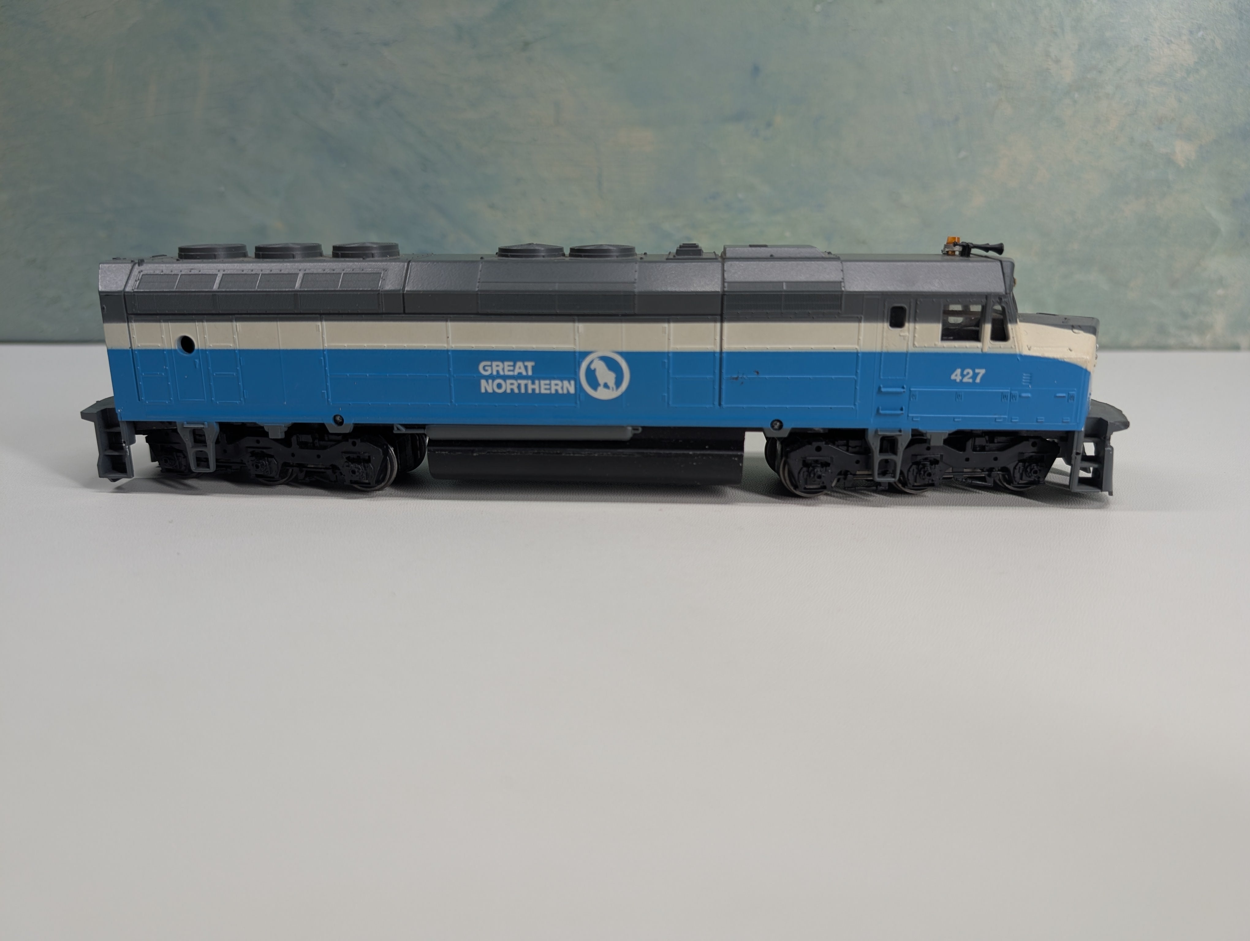 USED Athearn HO Scale F45 Diesel Locomotive w/ Beacon Detail Great Northern GN #427 Tested! DC