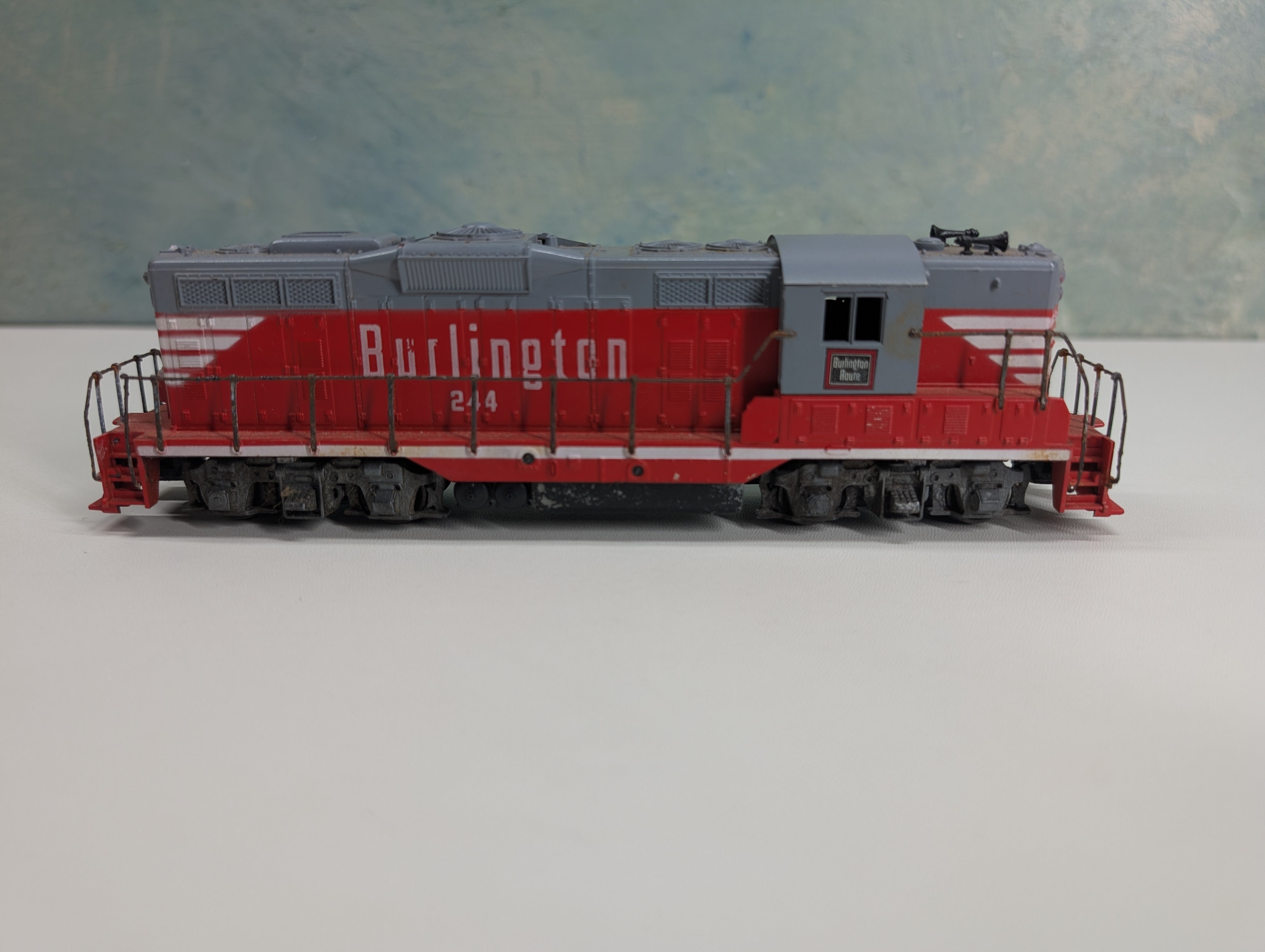 USED Athearn HO Scale GP9 Diesel Locomotive Burlington #244 Tested! DC