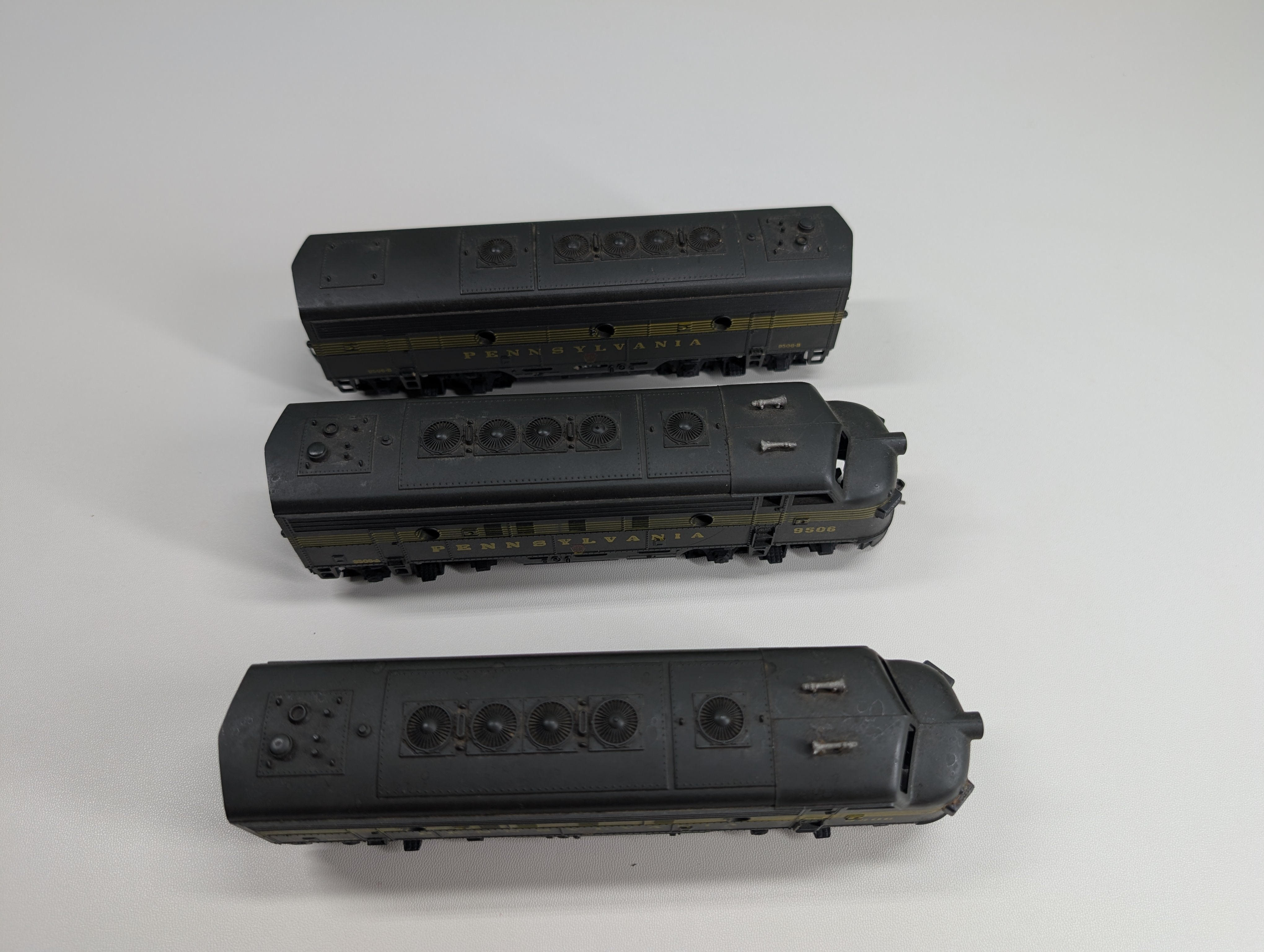 USED Athearn HO Scale ABA Diesel Locomotive Set Pennsylvania #9506 Parts/Repairs DC