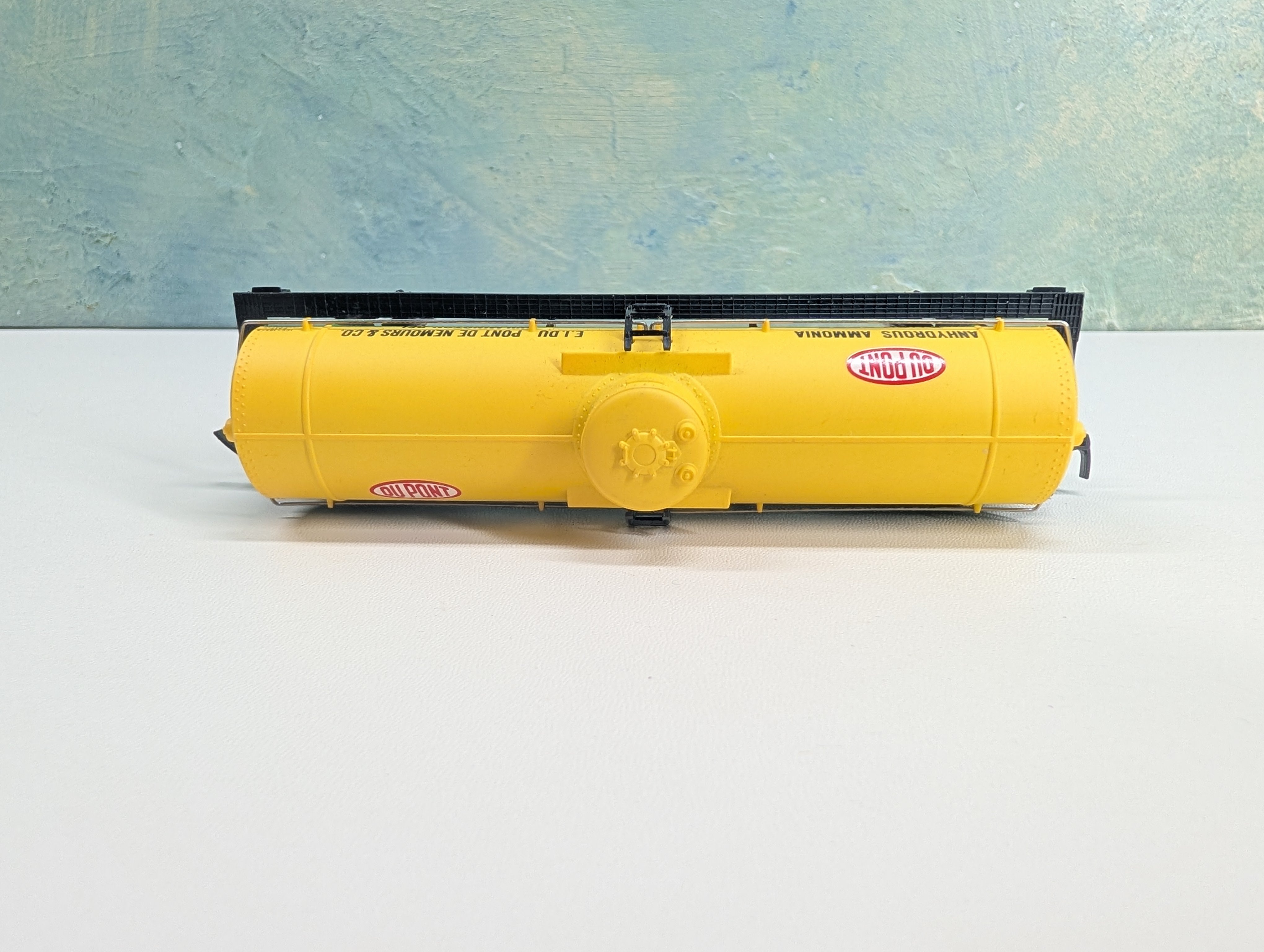 USED PEMCO HO Scale Single Dome Tank Car DuPont DUPX #2675