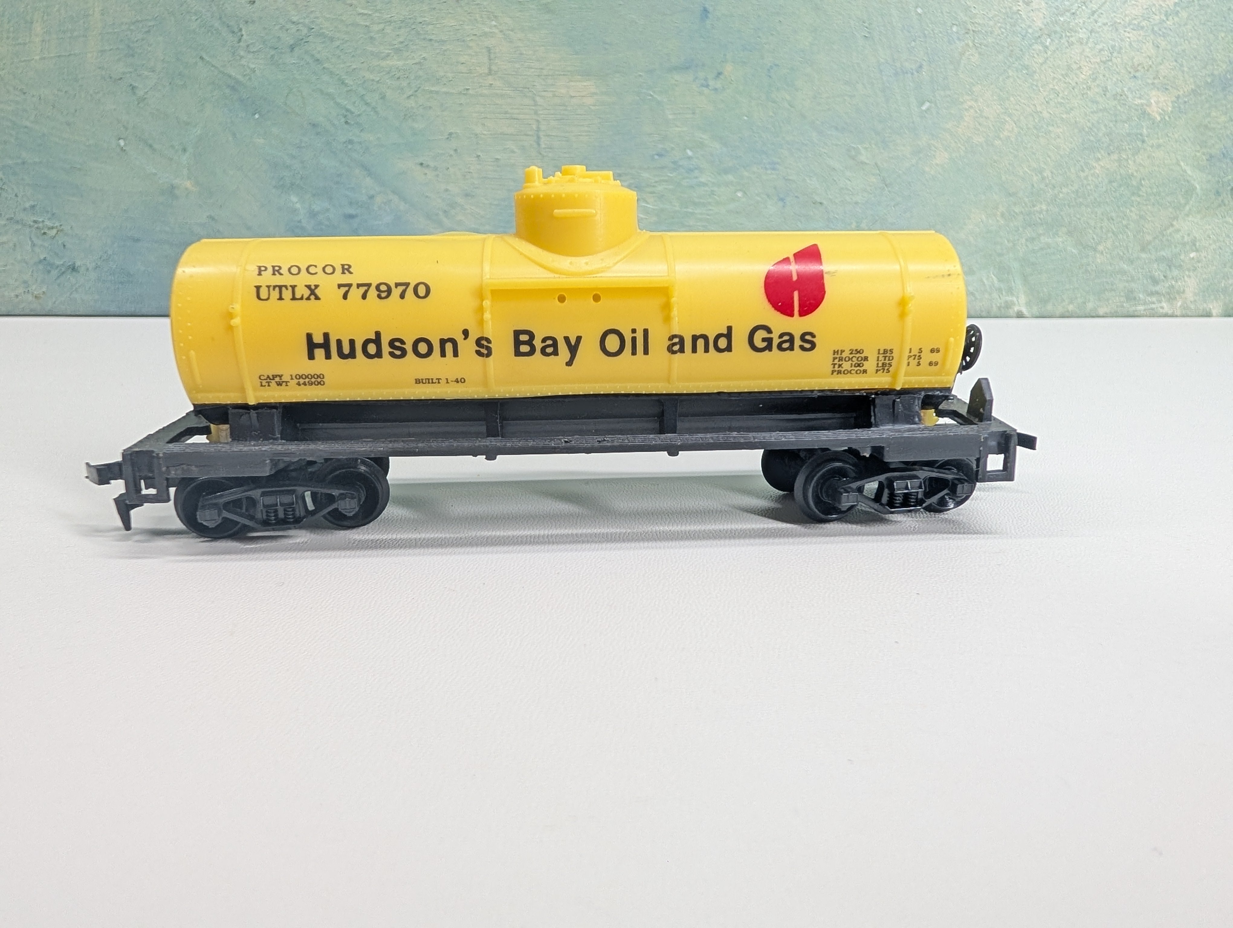 USED Life-Like HO Scale Single Dome Tank Car Hudson's Bay Oil and Gas UTLX #77970 Procor