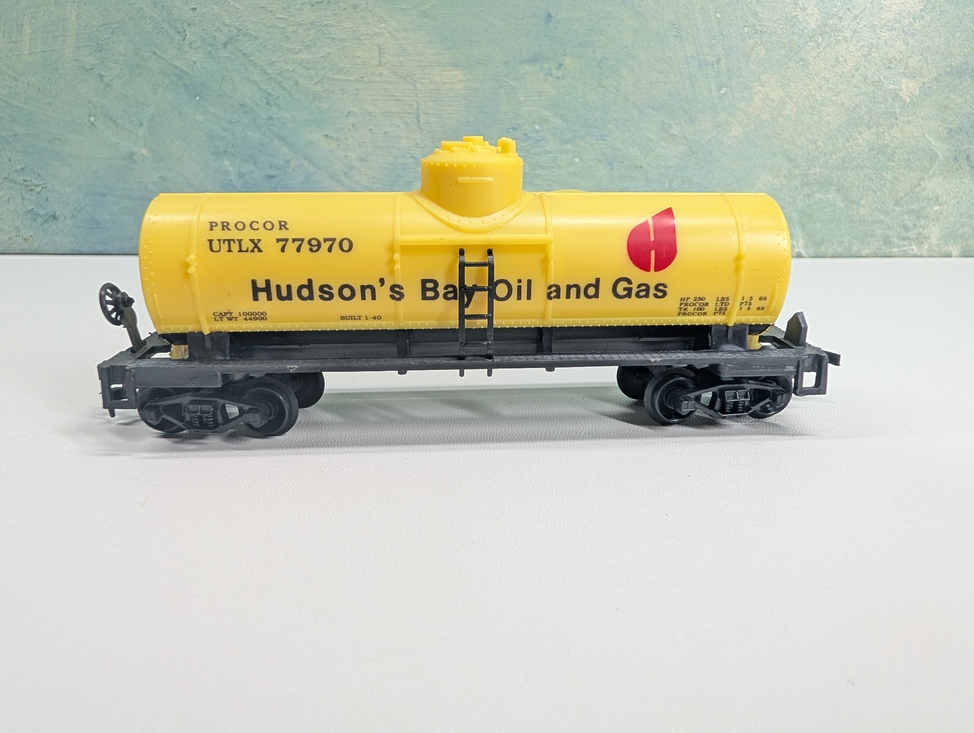 USED Life-Like HO Scale Single Dome Tank Car Hudson's Bay Oil and Gas UTLX #77970 Procor