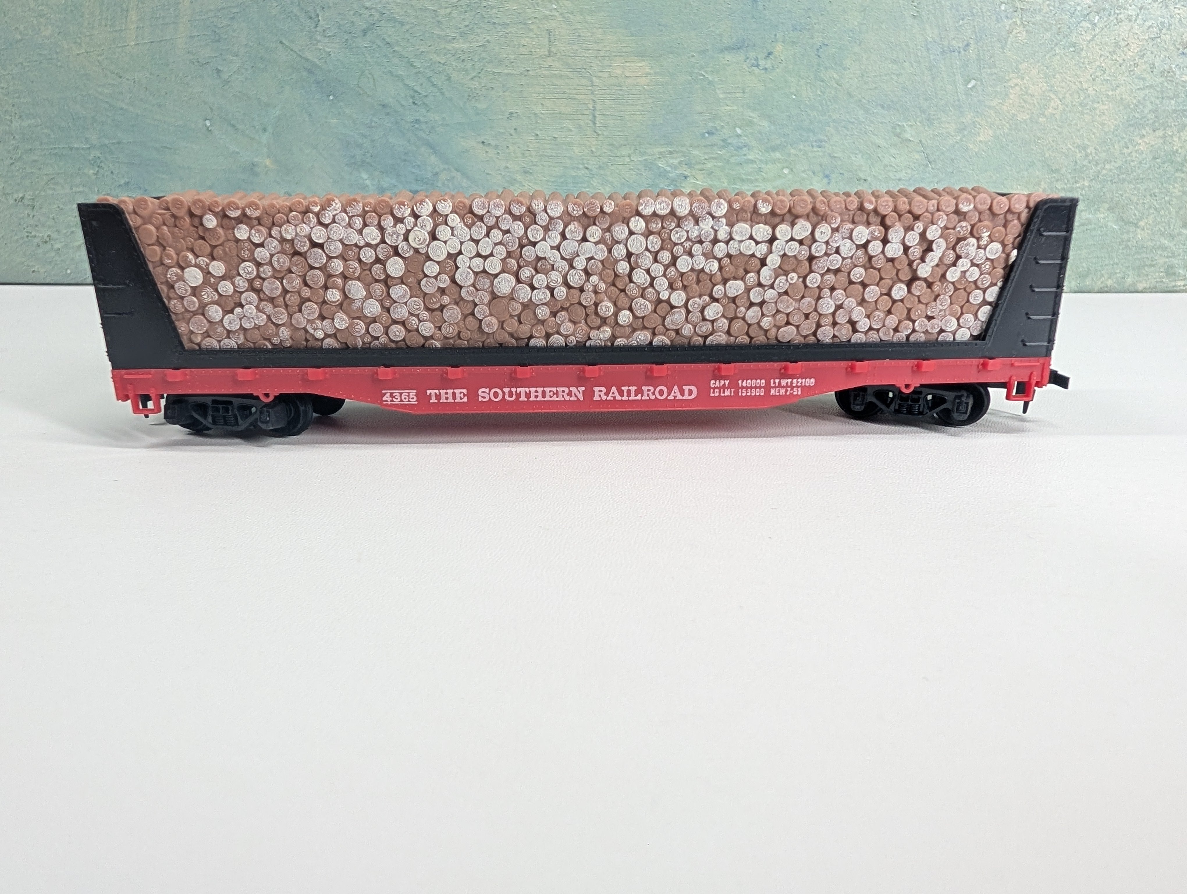 USED Mantua HO Scale 50' Bulkhead Flat Car w/ Pulpwood Southern #4365