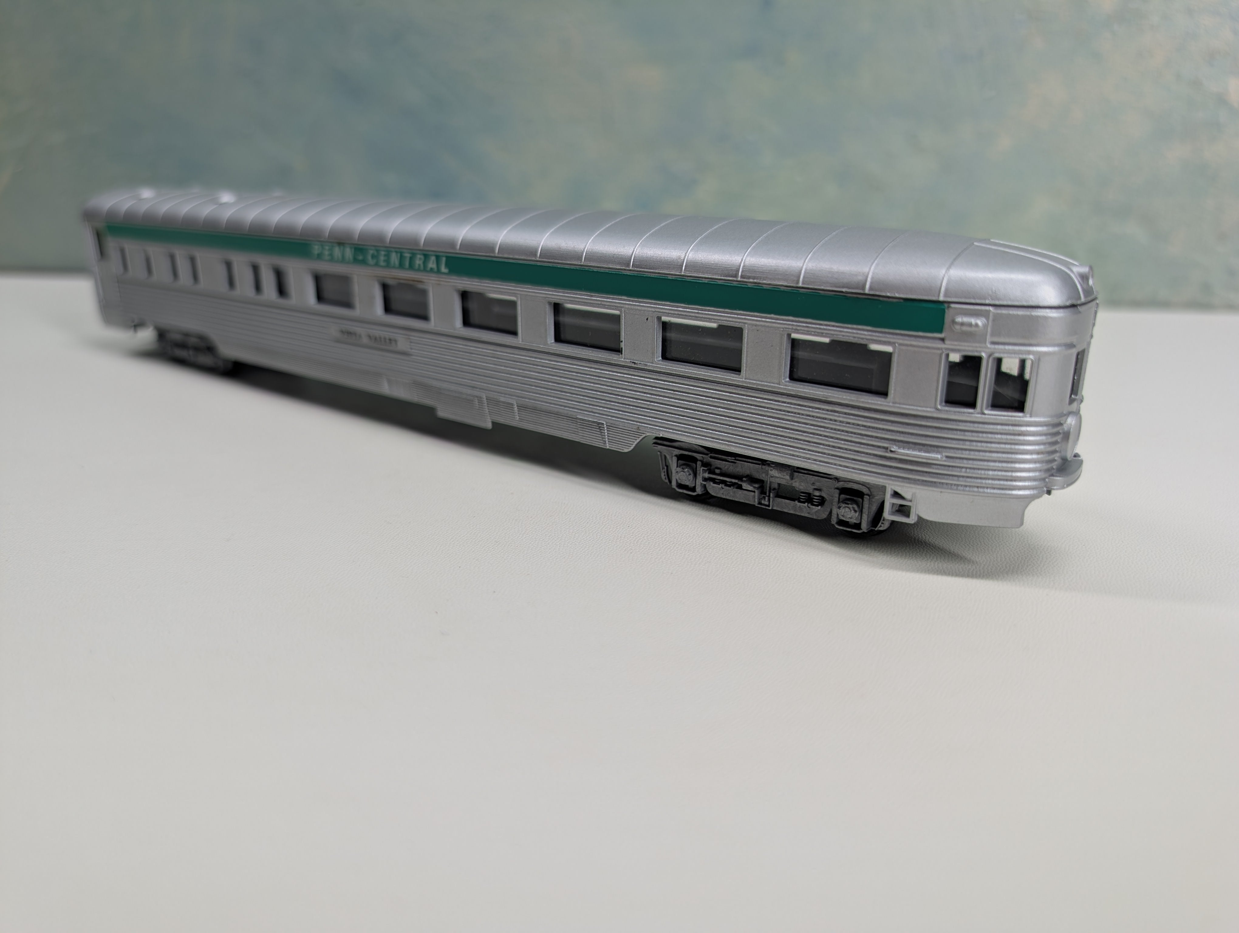 USED Con-Cor HO Scale 80' Observation Passenger Car Penn Central Vista Valley
