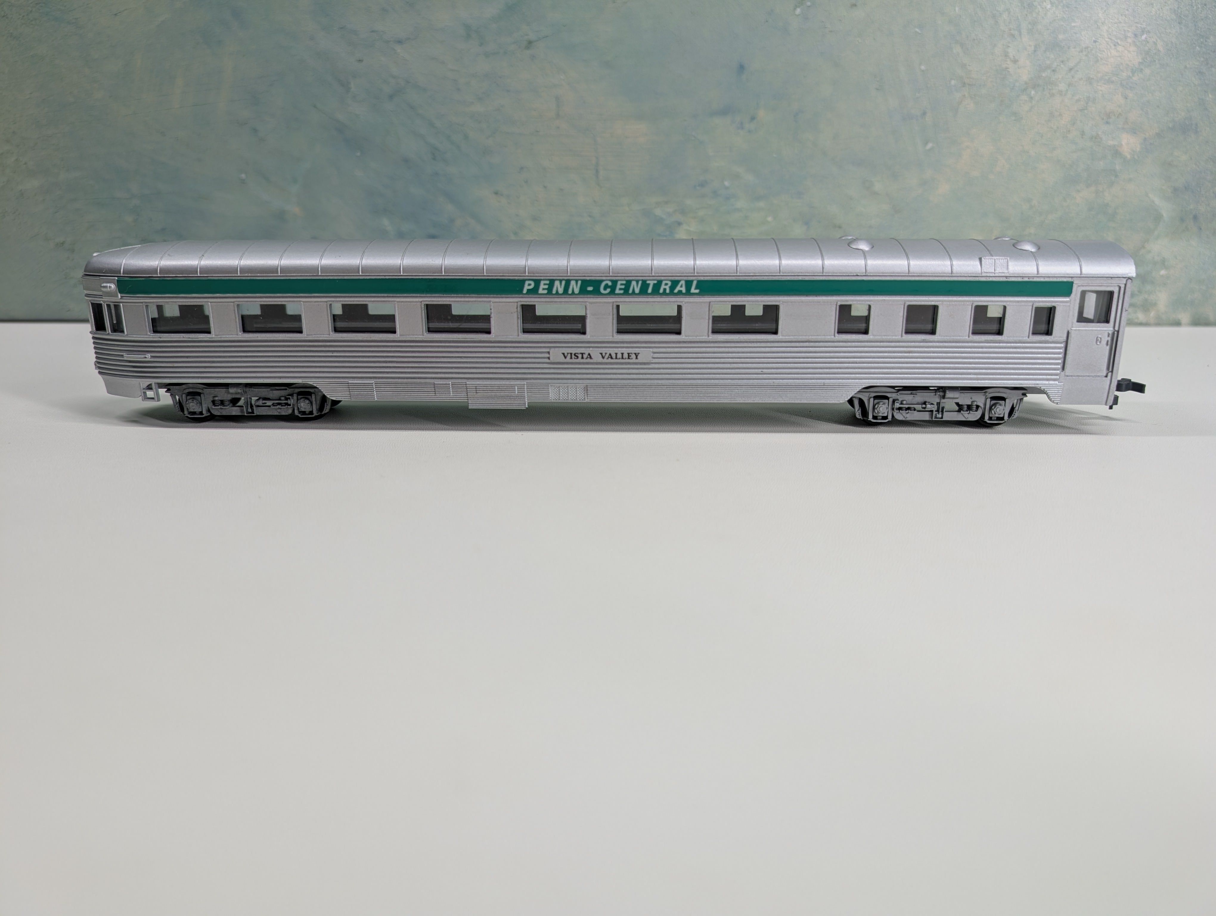 USED Con-Cor HO Scale 80' Observation Passenger Car Penn Central Vista Valley
