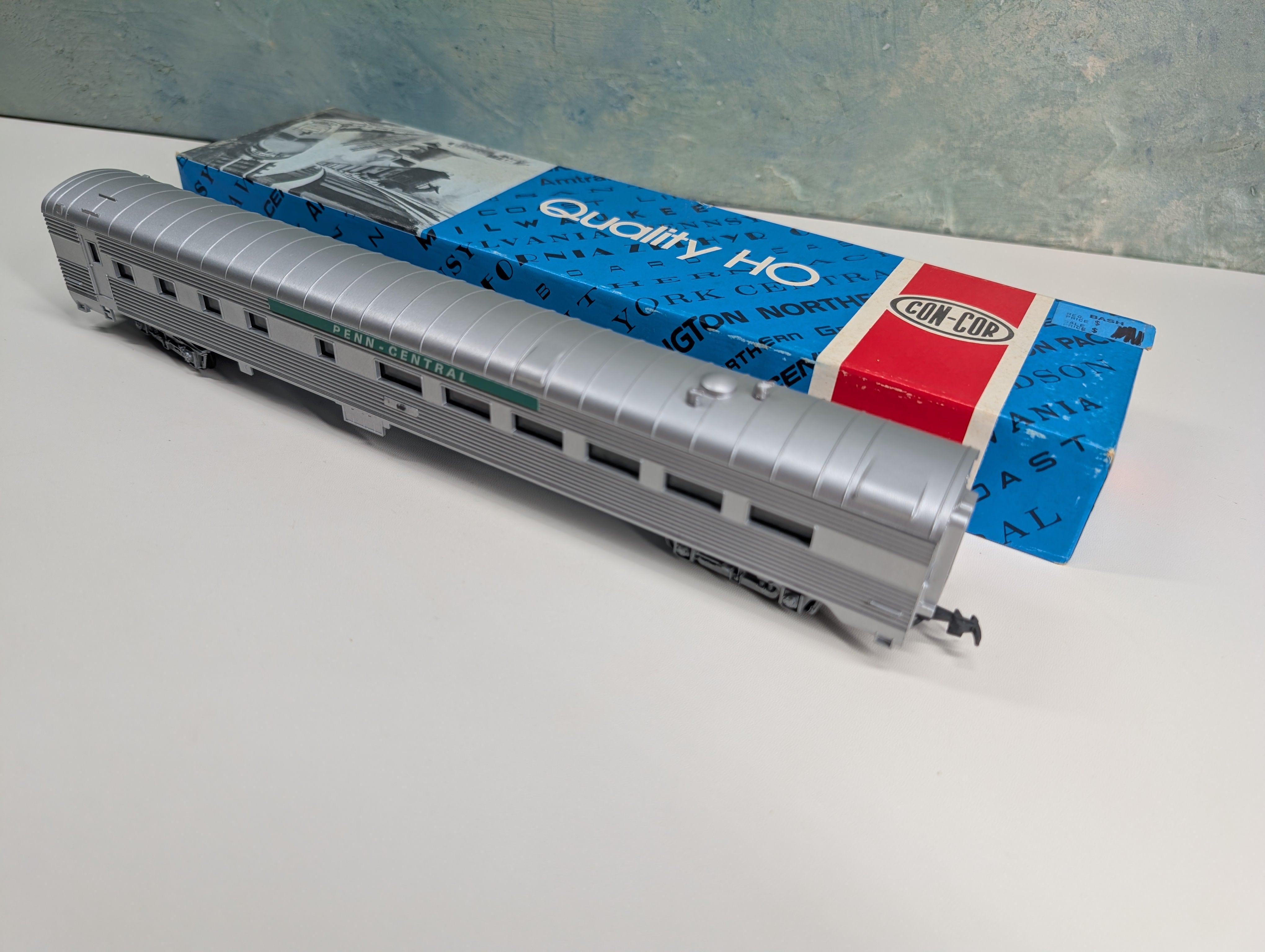 USED Con-Cor HO Scale 85' Dining Passenger Car Penn Central