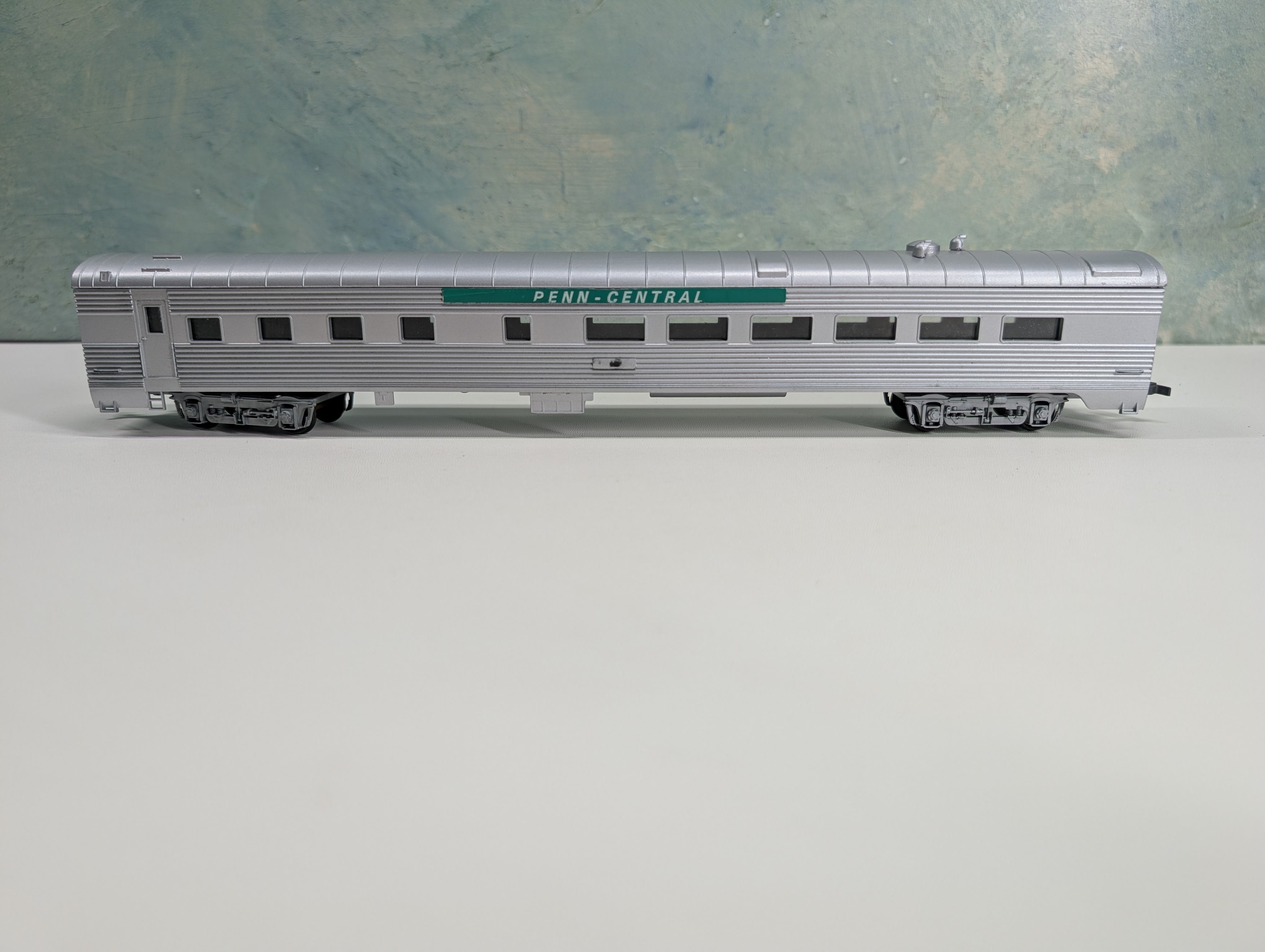 USED Con-Cor HO Scale 85' Dining Passenger Car Penn Central