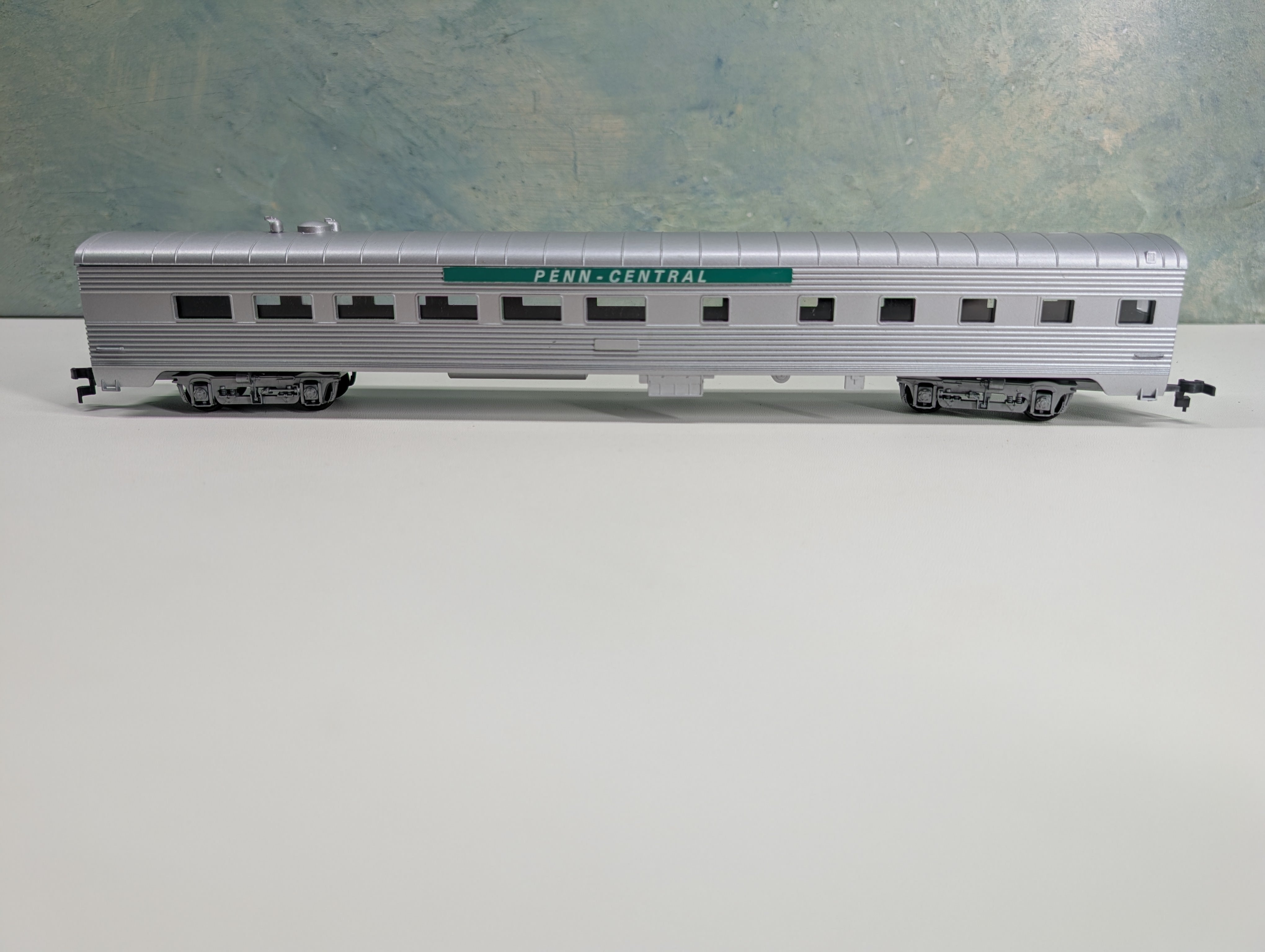 USED Con-Cor HO Scale 85' Dining Passenger Car Penn Central